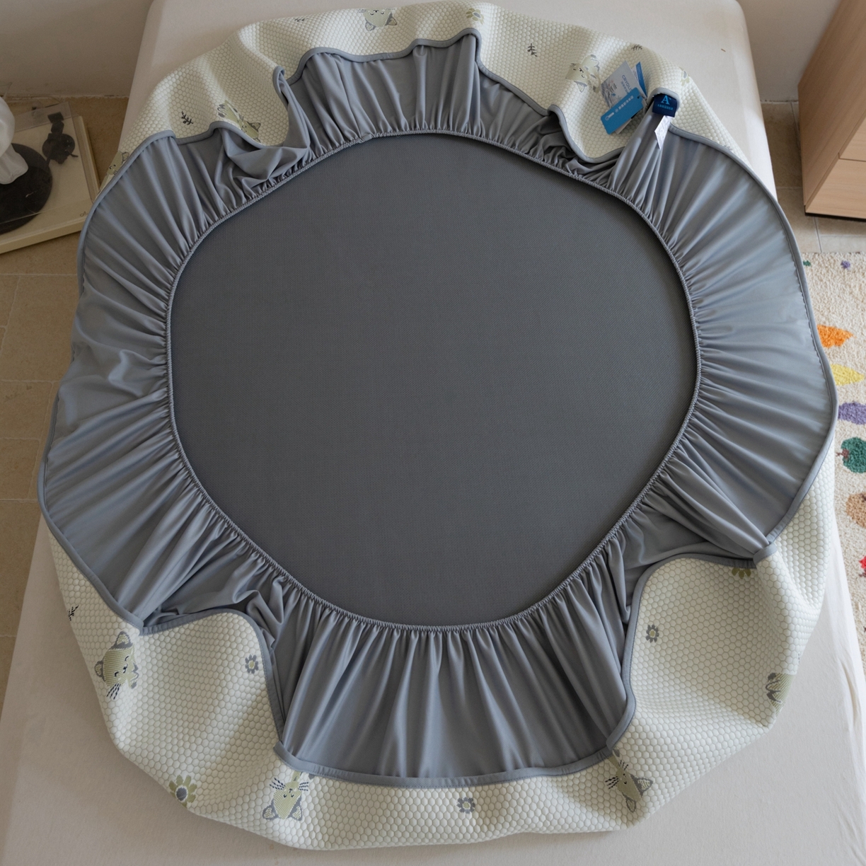 91家纺网 家纺一手货源 找家纺 云上 2026新款冷萃丝三明治凉感席凉席席子-卡通系列 小猫床笠款-灰绿