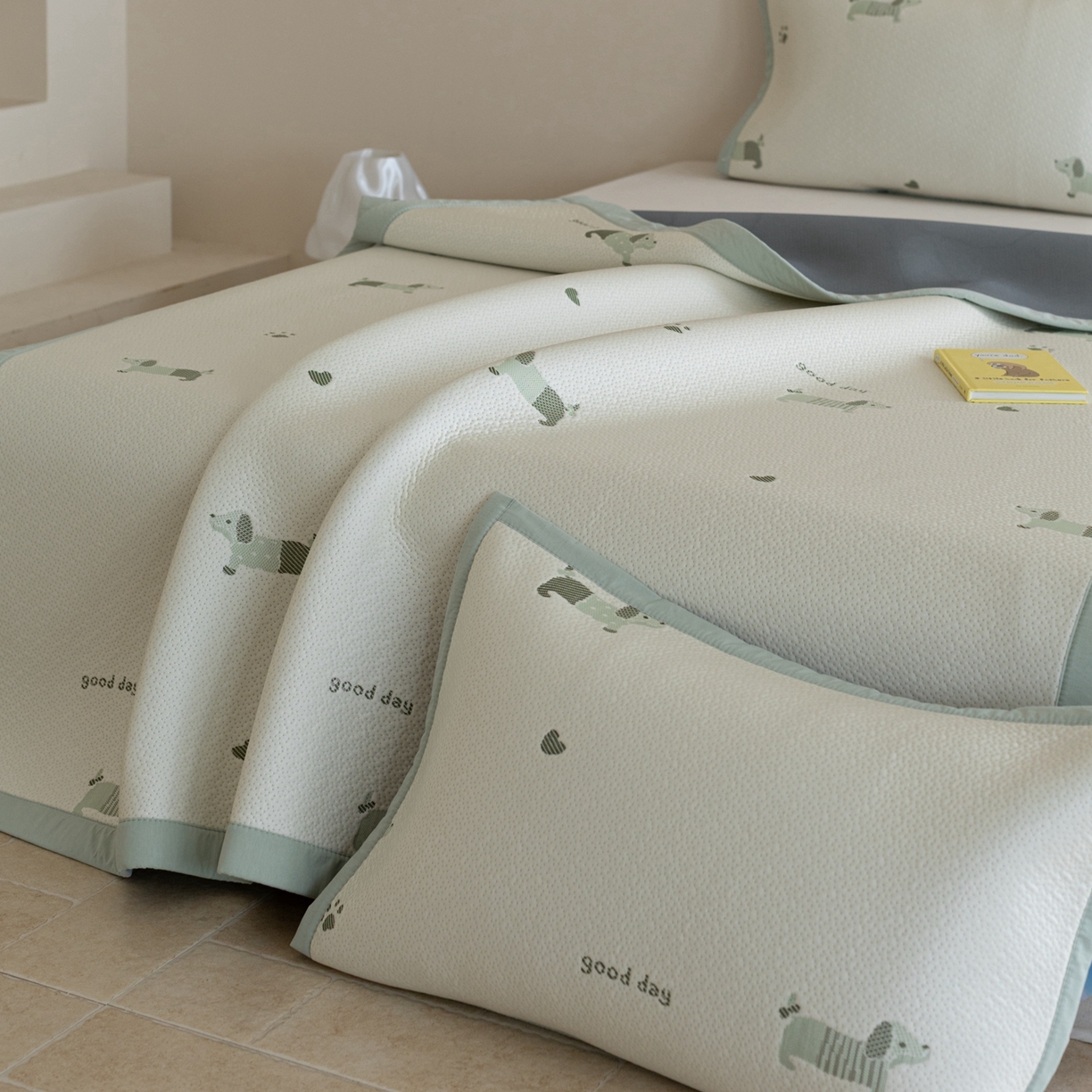 91家纺网 家纺一手货源 找家纺 云上 2026新款冷萃丝三明治凉感席凉席席子-卡通系列 小狗床席-绿