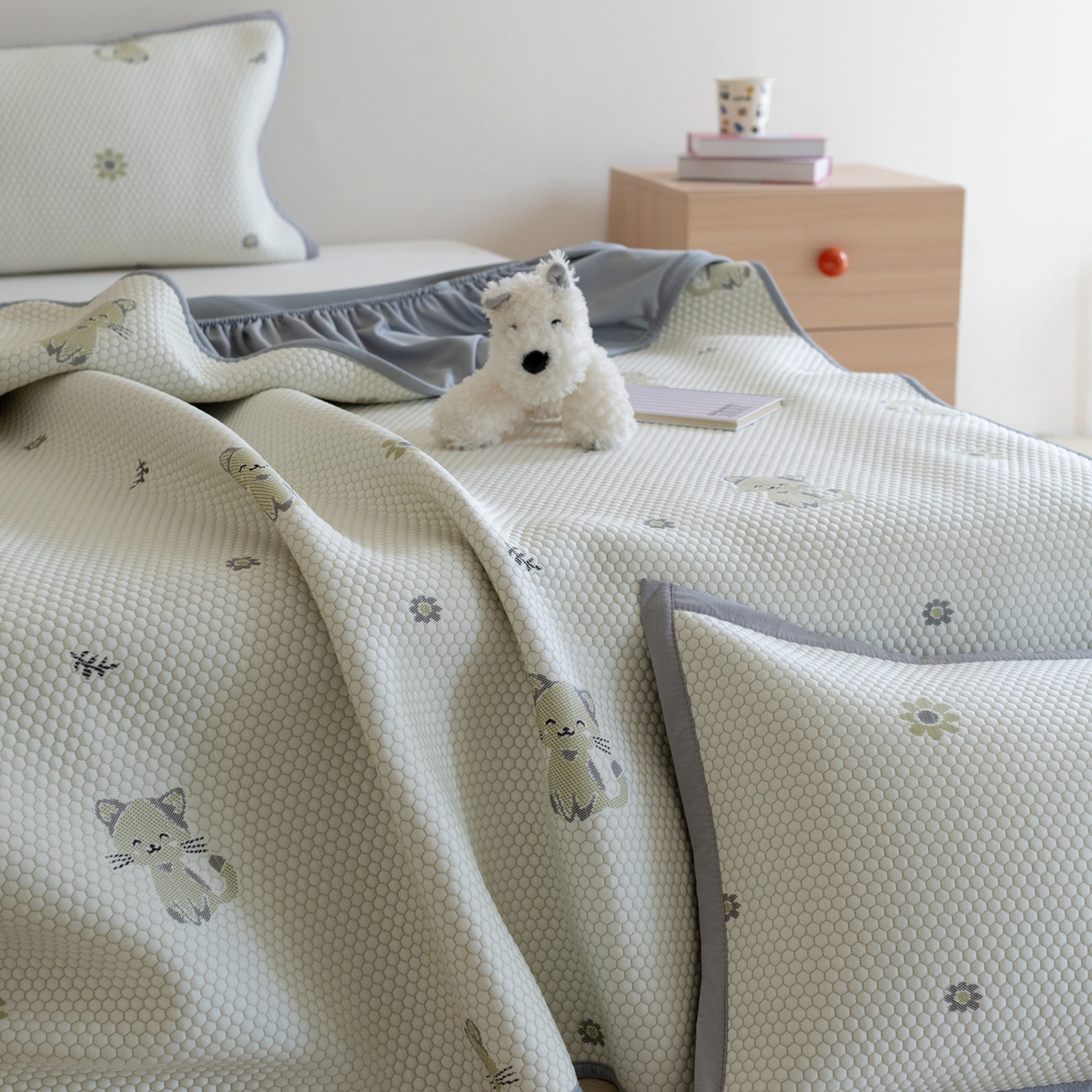 91家纺网 家纺一手货源 找家纺 云上 2026新款冷萃丝三明治凉感席凉席席子-卡通系列 小猫床笠款-灰绿