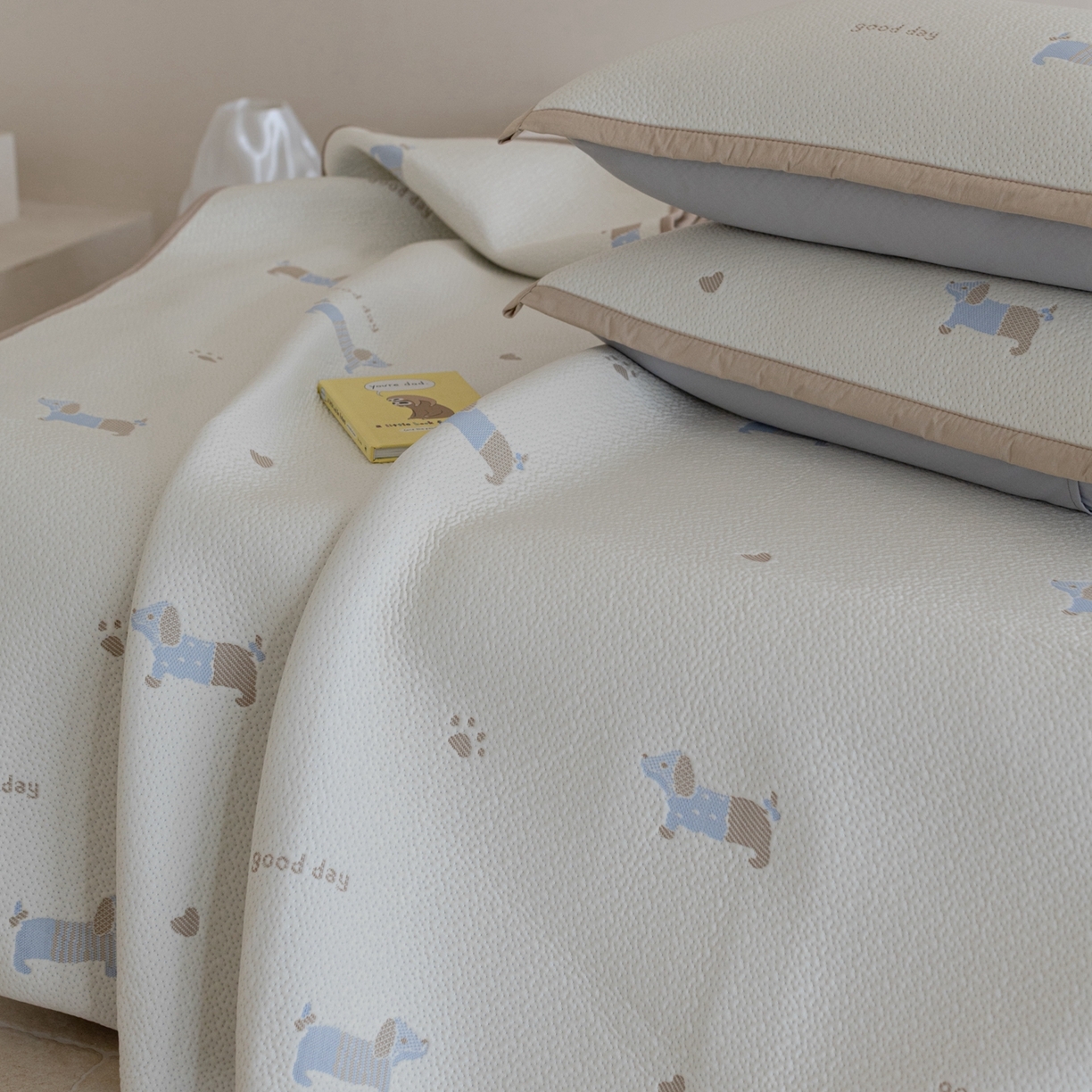 91家纺网 家纺一手货源 找家纺 云上 2026新款冷萃丝三明治凉感席凉席席子-卡通系列 小狗床笠-蓝黄