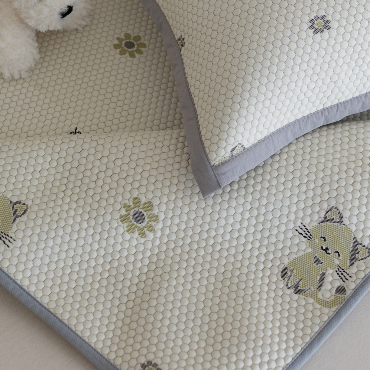 91家纺网 家纺一手货源 找家纺 云上 2026新款冷萃丝三明治凉感席凉席席子-卡通系列 小猫床笠款-灰绿