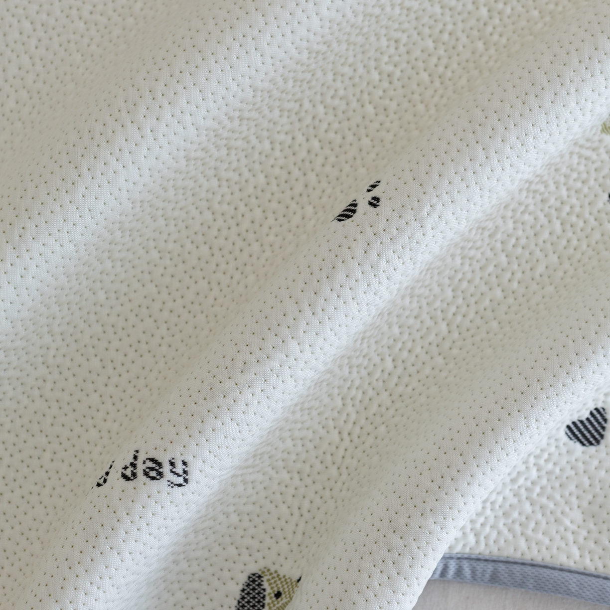 91家纺网 家纺一手货源 找家纺 云上 2026新款冷萃丝三明治凉感席凉席席子-卡通系列 小狗床笠-灰绿