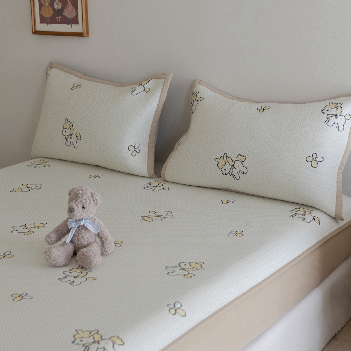 91家纺网 家纺一手货源 找家纺 云上 2026新款冷萃丝三明治凉感席凉席席子-卡通系列 小马床笠款-米黄