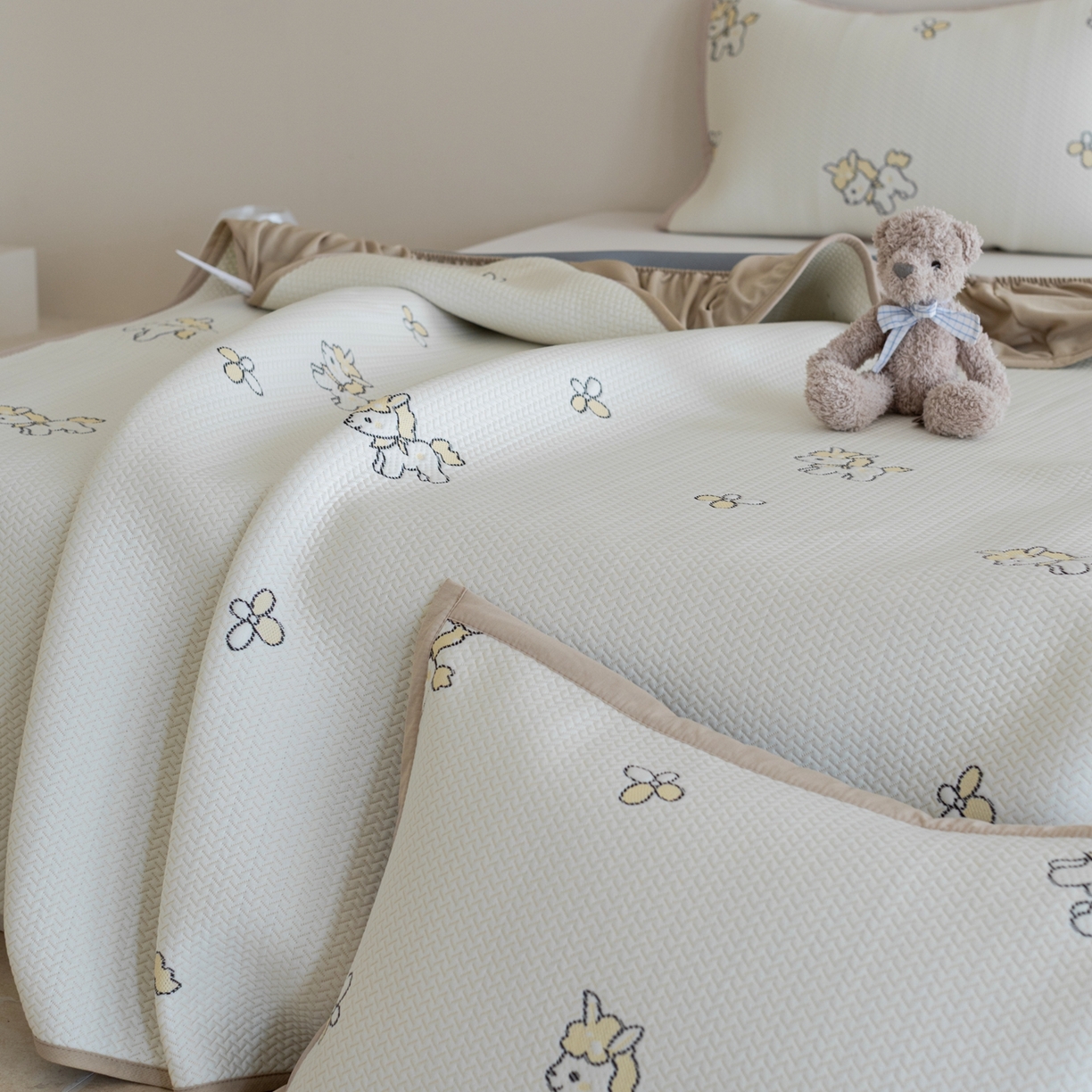 91家纺网 家纺一手货源 找家纺 云上 2026新款冷萃丝三明治凉感席凉席席子-卡通系列 小马床笠款-米黄