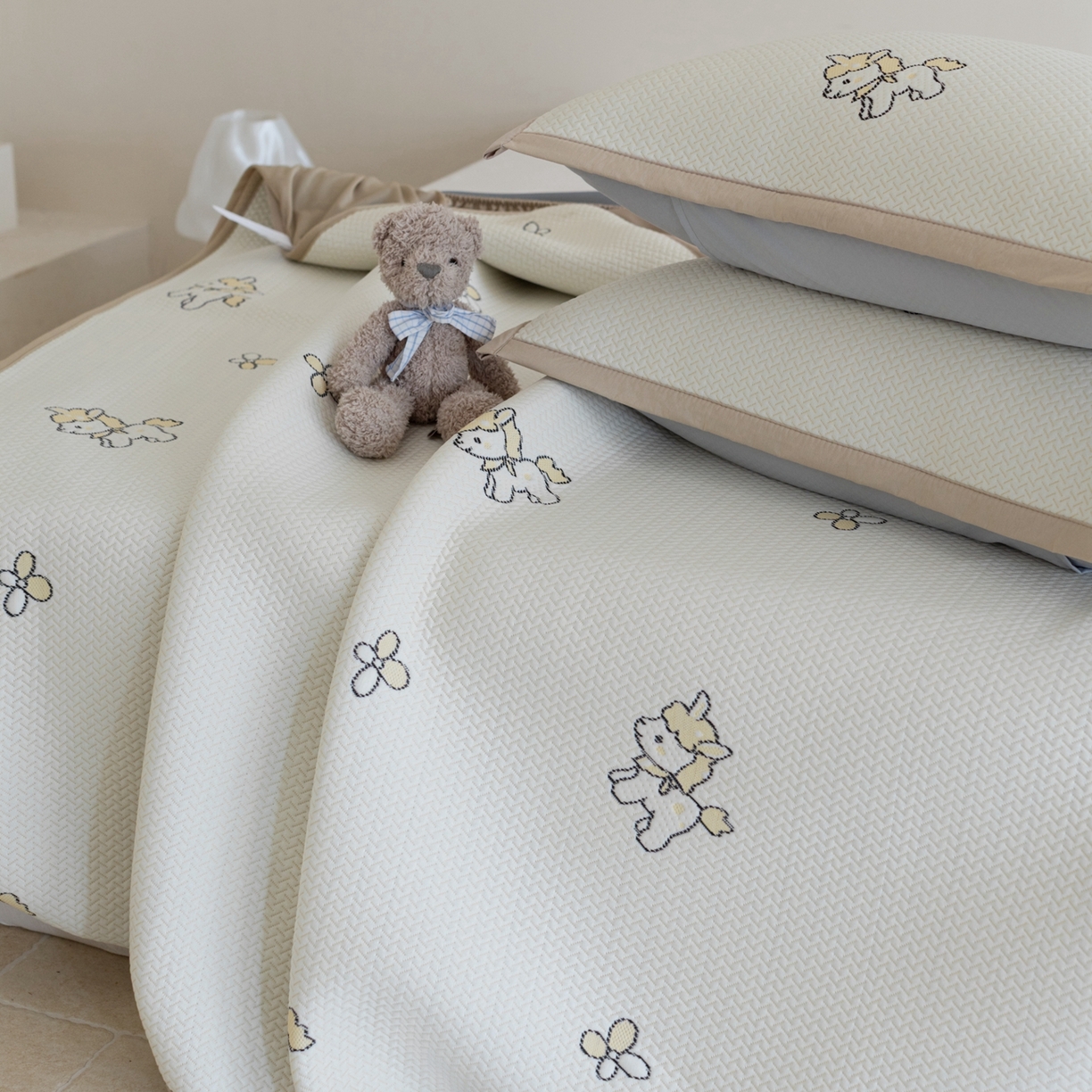 91家纺网 家纺一手货源 找家纺 云上 2026新款冷萃丝三明治凉感席凉席席子-卡通系列 小马床笠款-米黄