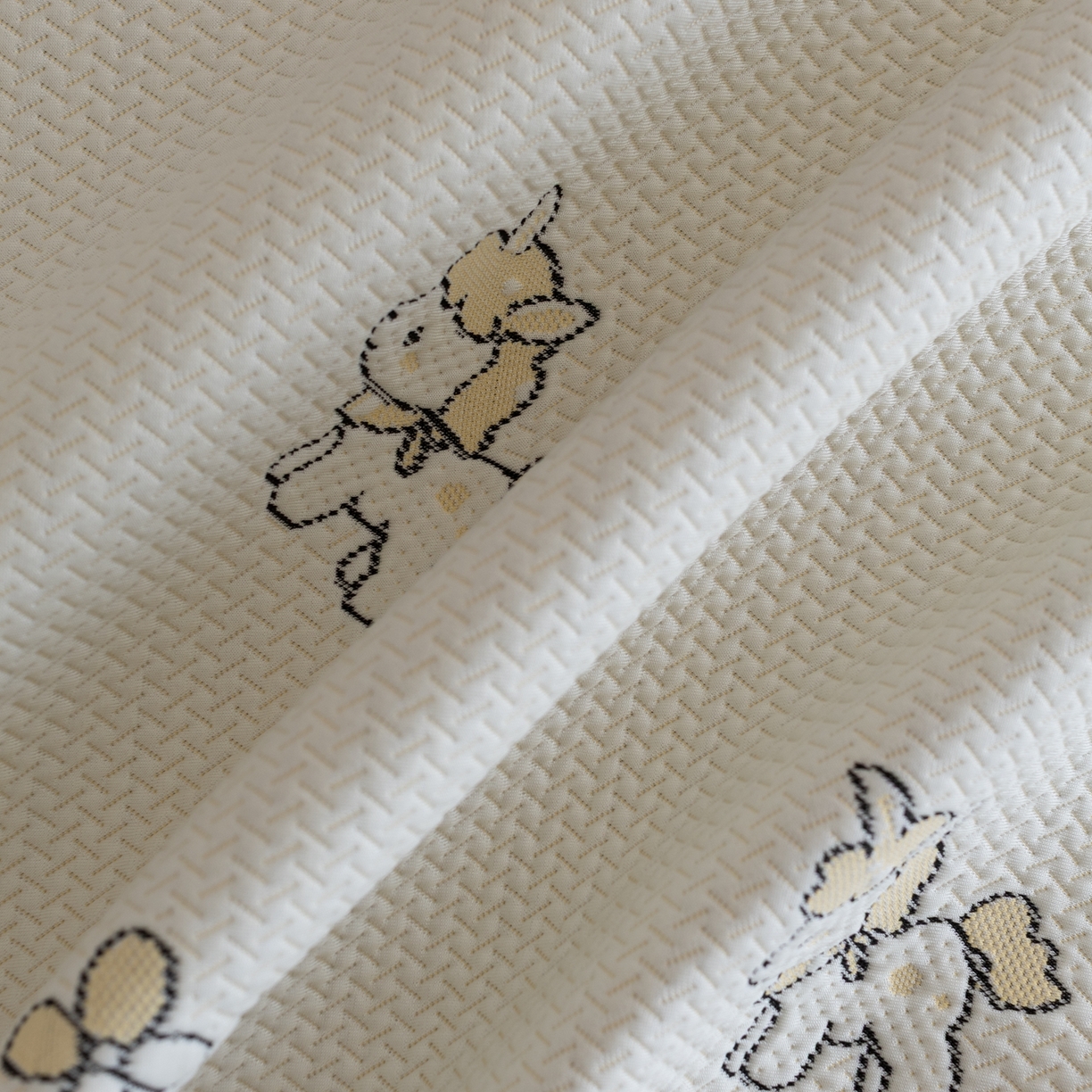 91家纺网 家纺一手货源 找家纺 云上 2026新款冷萃丝三明治凉感席凉席席子-卡通系列 小马床笠款-米黄