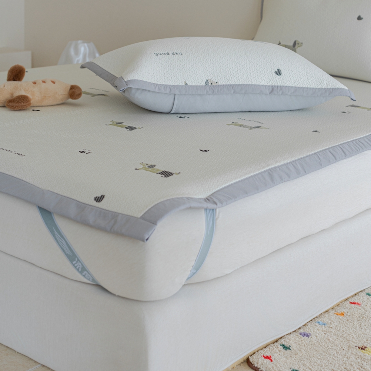 91家纺网 家纺一手货源 找家纺 云上 2026新款冷萃丝三明治凉感席凉席席子-卡通系列 小狗床席-灰绿