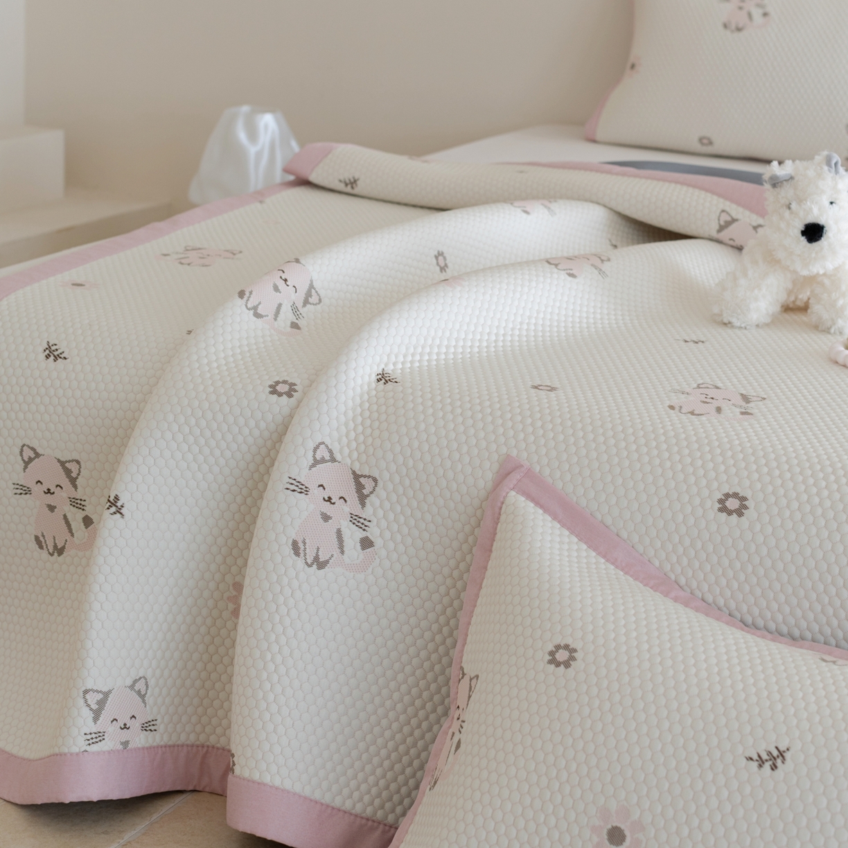 91家纺网 家纺一手货源 找家纺 云上 2026新款冷萃丝三明治凉感席凉席席子-卡通系列 小猫床席款-粉色