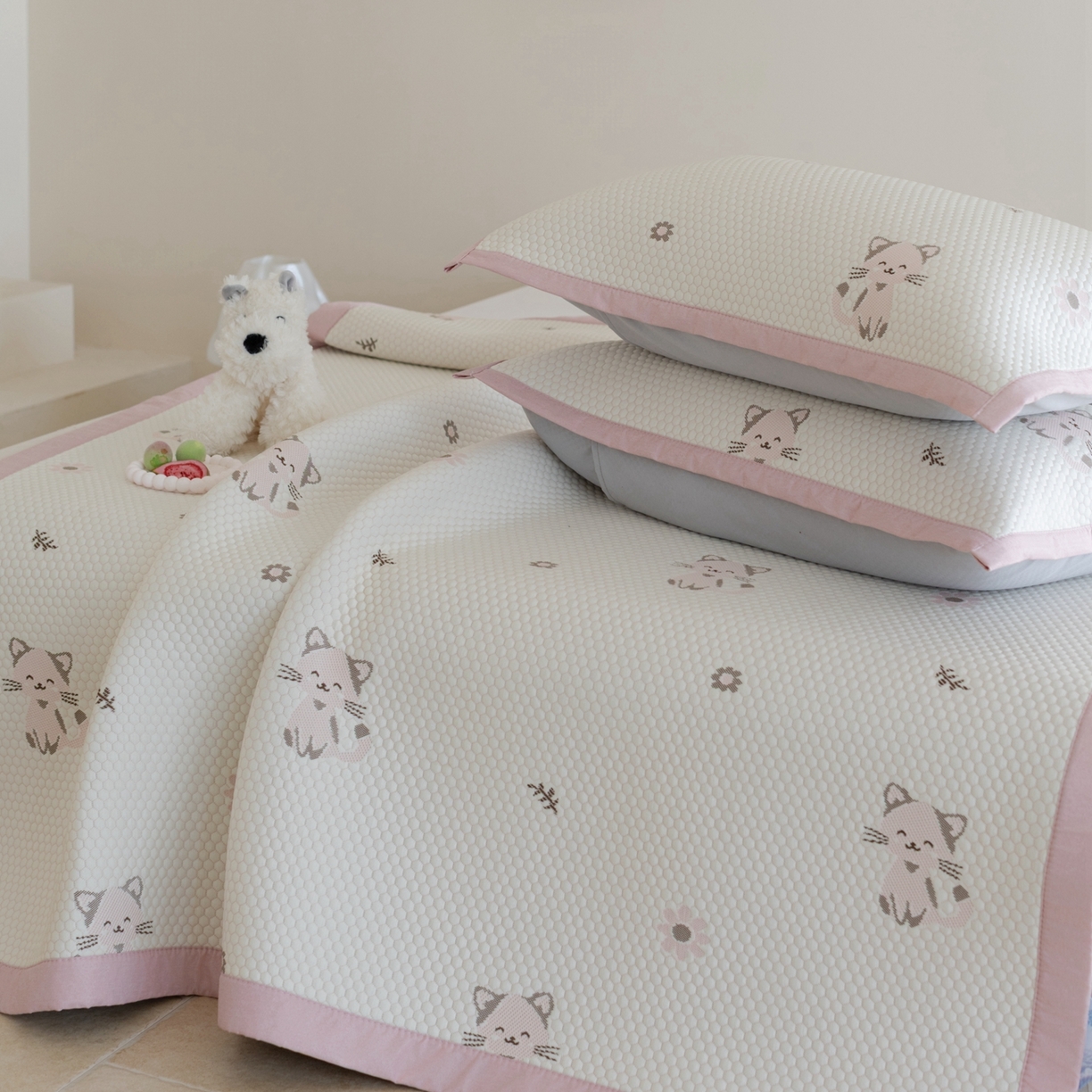 91家纺网 家纺一手货源 找家纺 云上 2026新款冷萃丝三明治凉感席凉席席子-卡通系列 小猫床席款-粉色