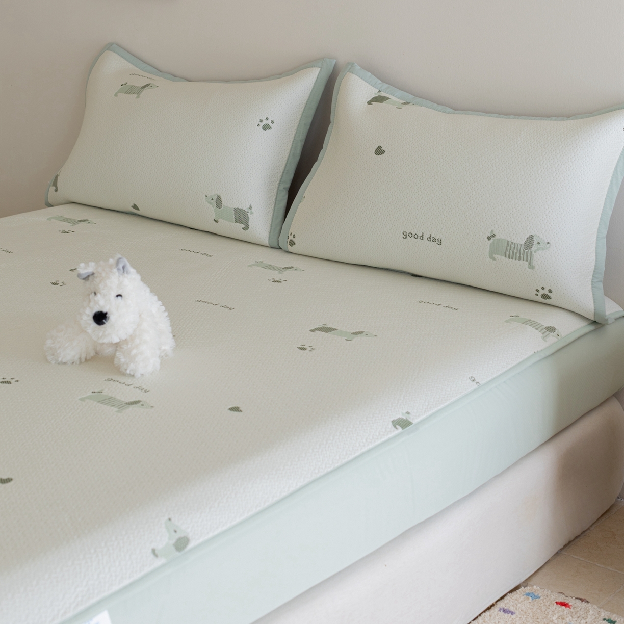 91家纺网 家纺一手货源 找家纺 云上 2026新款冷萃丝三明治凉感席凉席席子-卡通系列 小狗床笠-绿