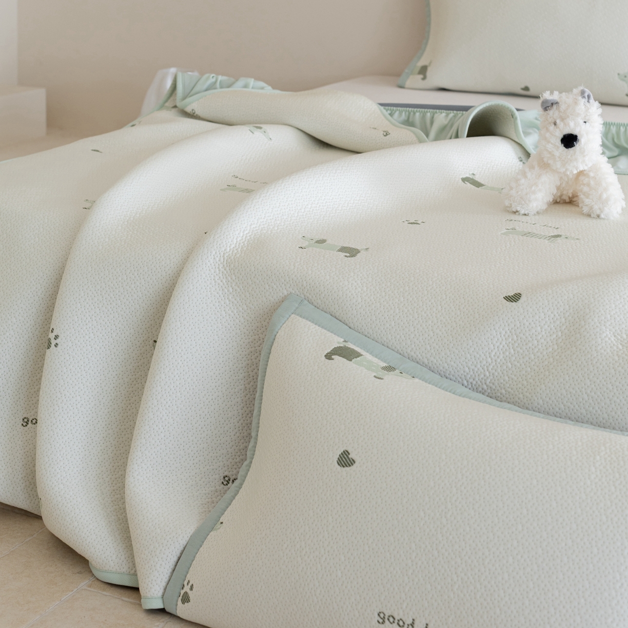 91家纺网 家纺一手货源 找家纺 云上 2026新款冷萃丝三明治凉感席凉席席子-卡通系列 小狗床笠-绿