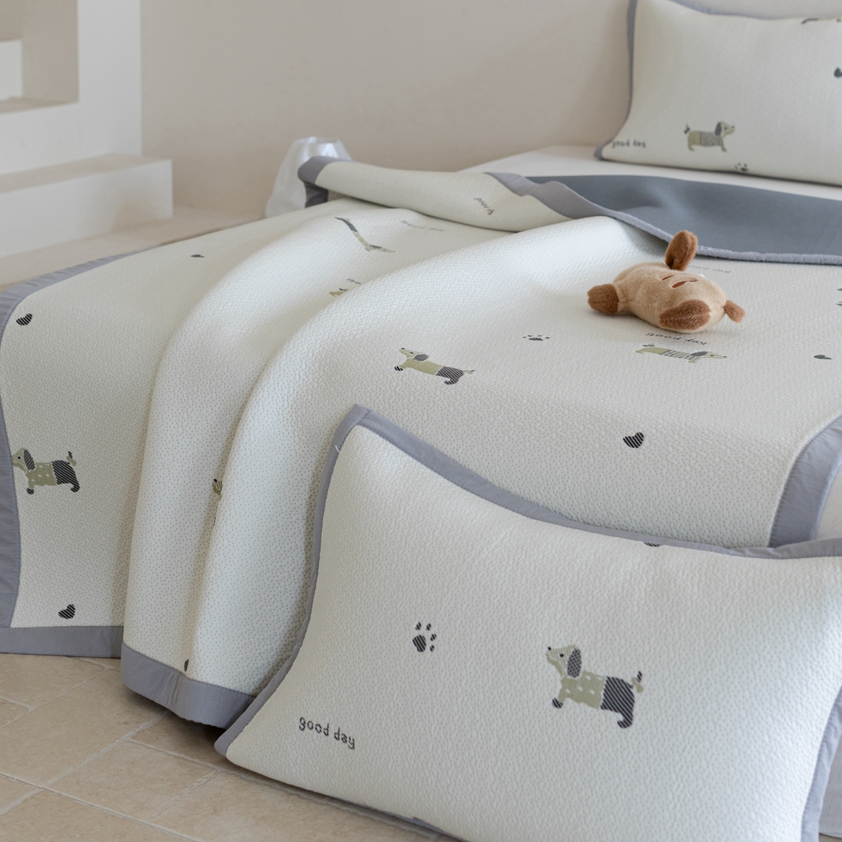 91家纺网 家纺一手货源 找家纺 云上 2026新款冷萃丝三明治凉感席凉席席子-卡通系列 小狗床席-灰绿