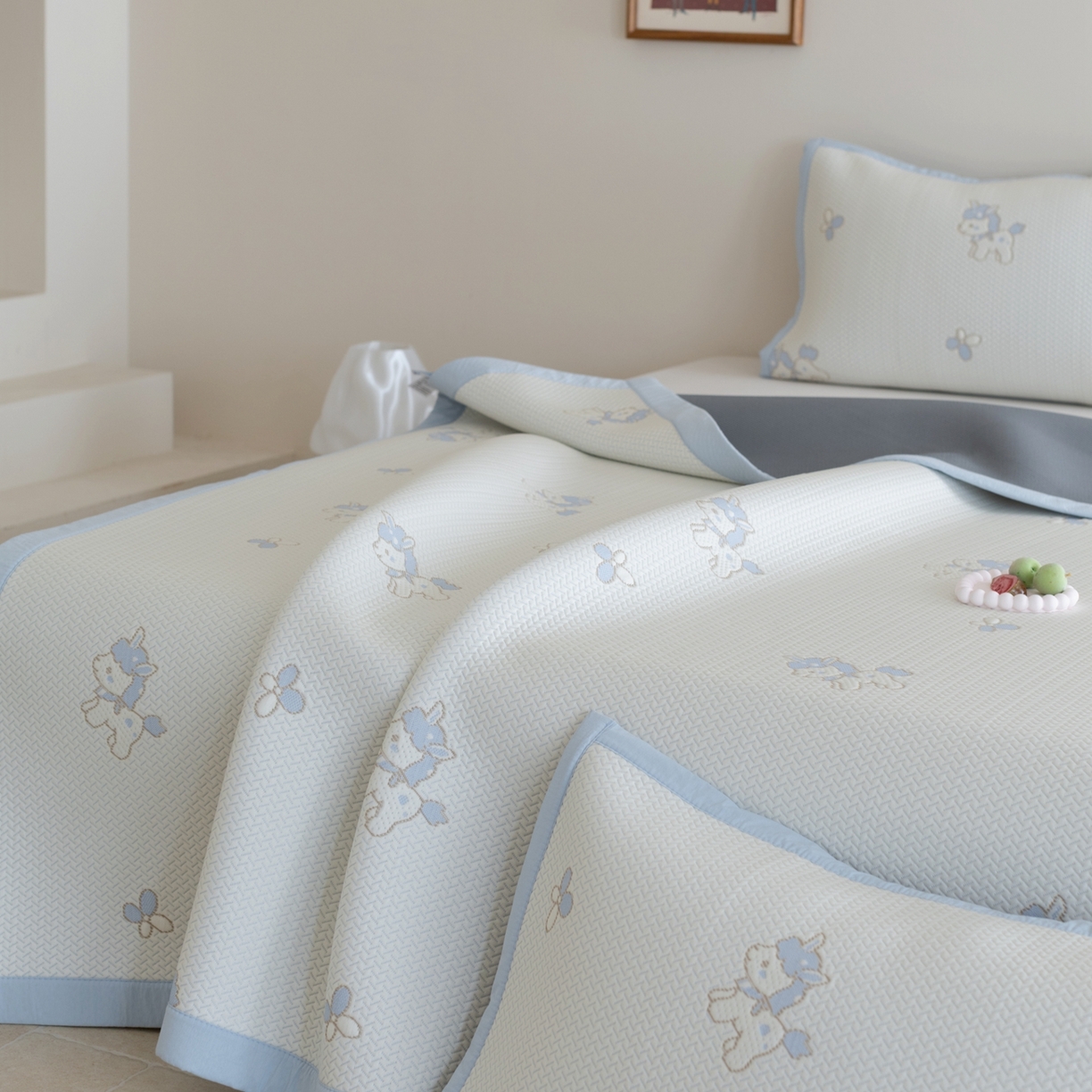 91家纺网 家纺一手货源 找家纺 云上 2026新款冷萃丝三明治凉感席凉席席子-卡通系列 小马床席款-蓝色