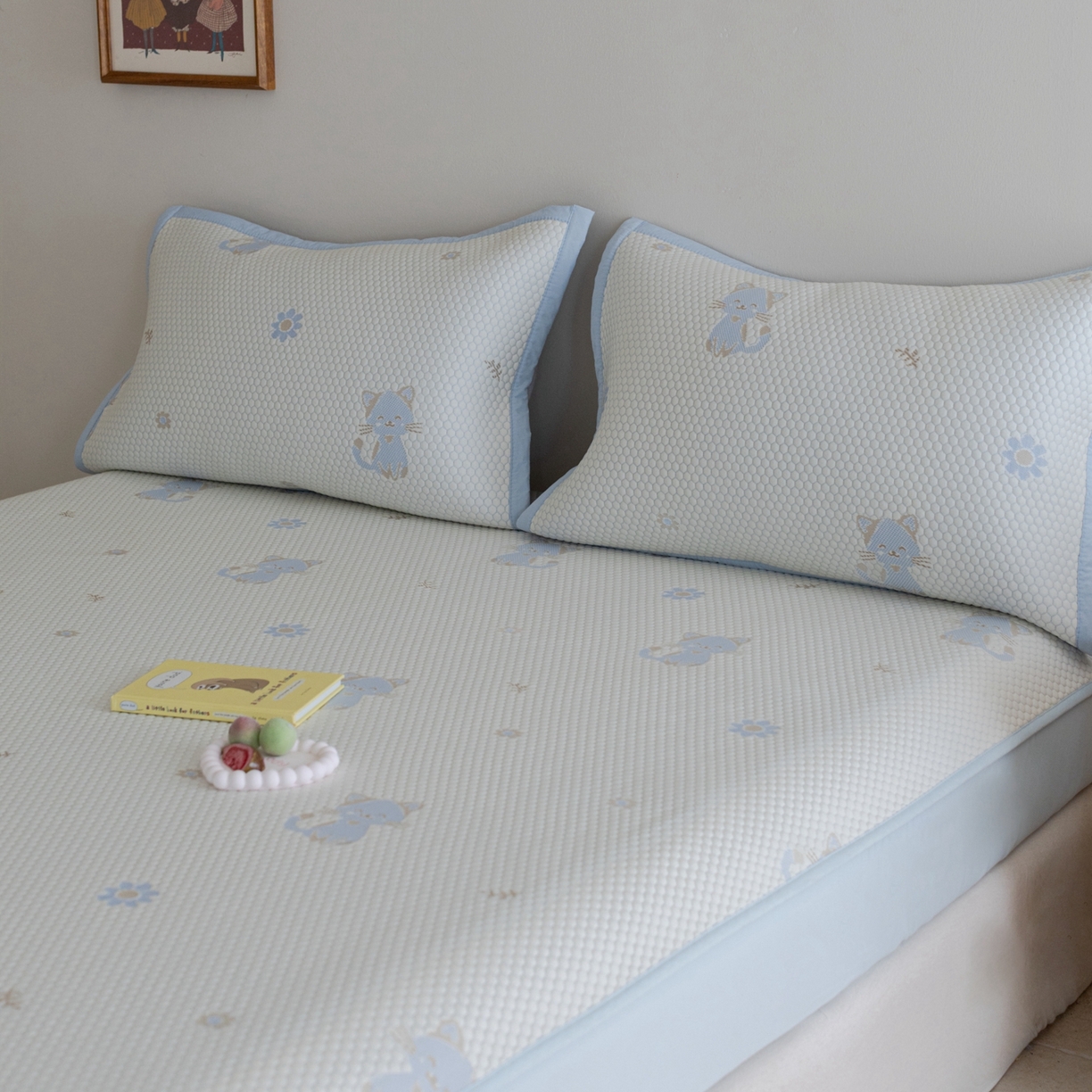 91家纺网 家纺一手货源 找家纺 云上 2026新款冷萃丝三明治凉感席凉席席子-卡通系列 小猫床笠款-蓝色