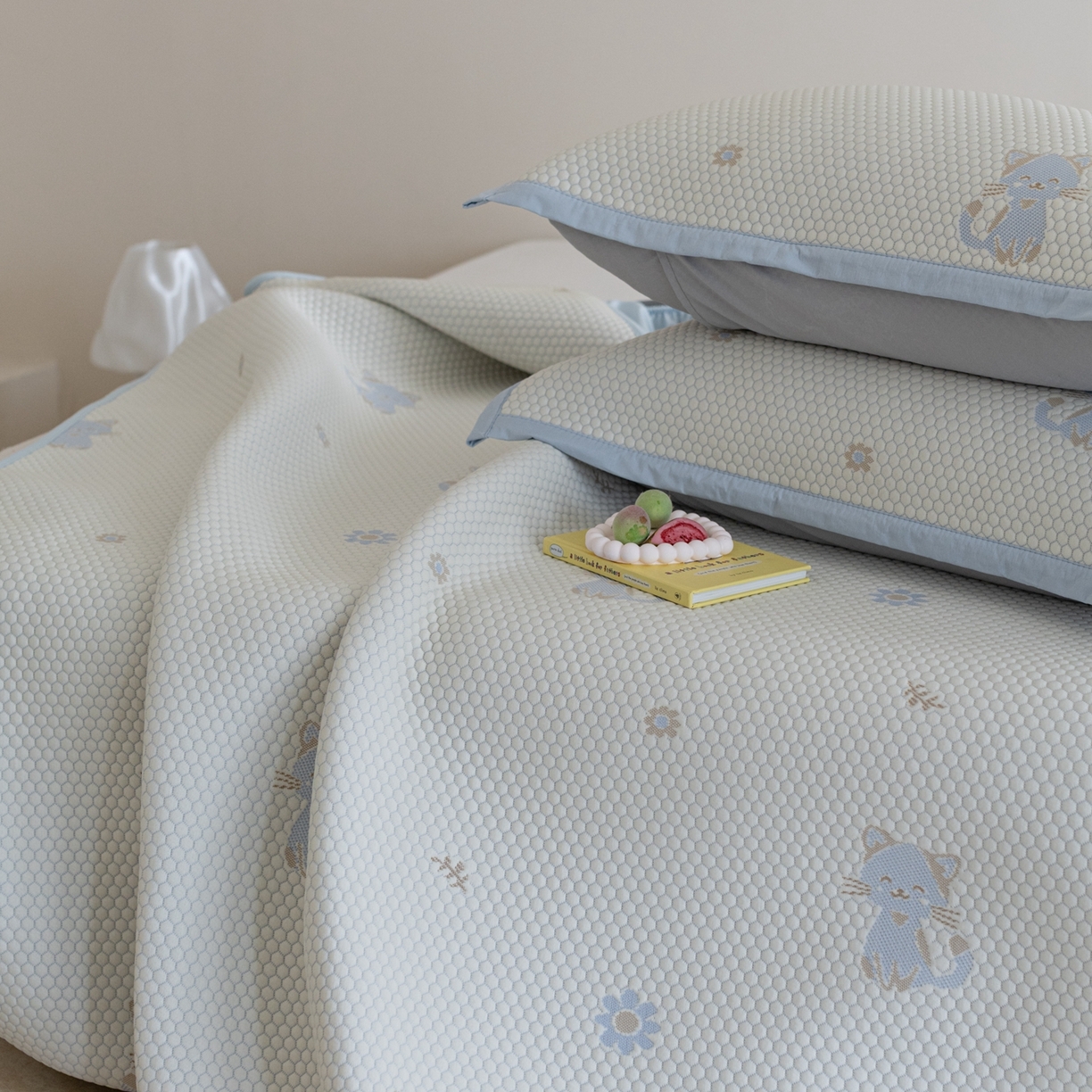 91家纺网 家纺一手货源 找家纺 云上 2026新款冷萃丝三明治凉感席凉席席子-卡通系列 小猫床笠款-蓝色