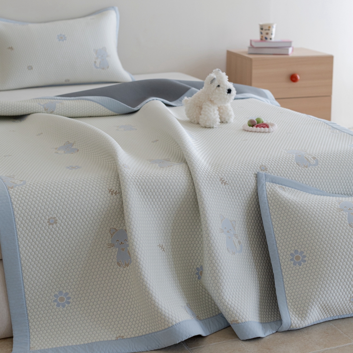 91家纺网 家纺一手货源 找家纺 云上 2026新款冷萃丝三明治凉感席凉席席子-卡通系列 小猫床席款-蓝色