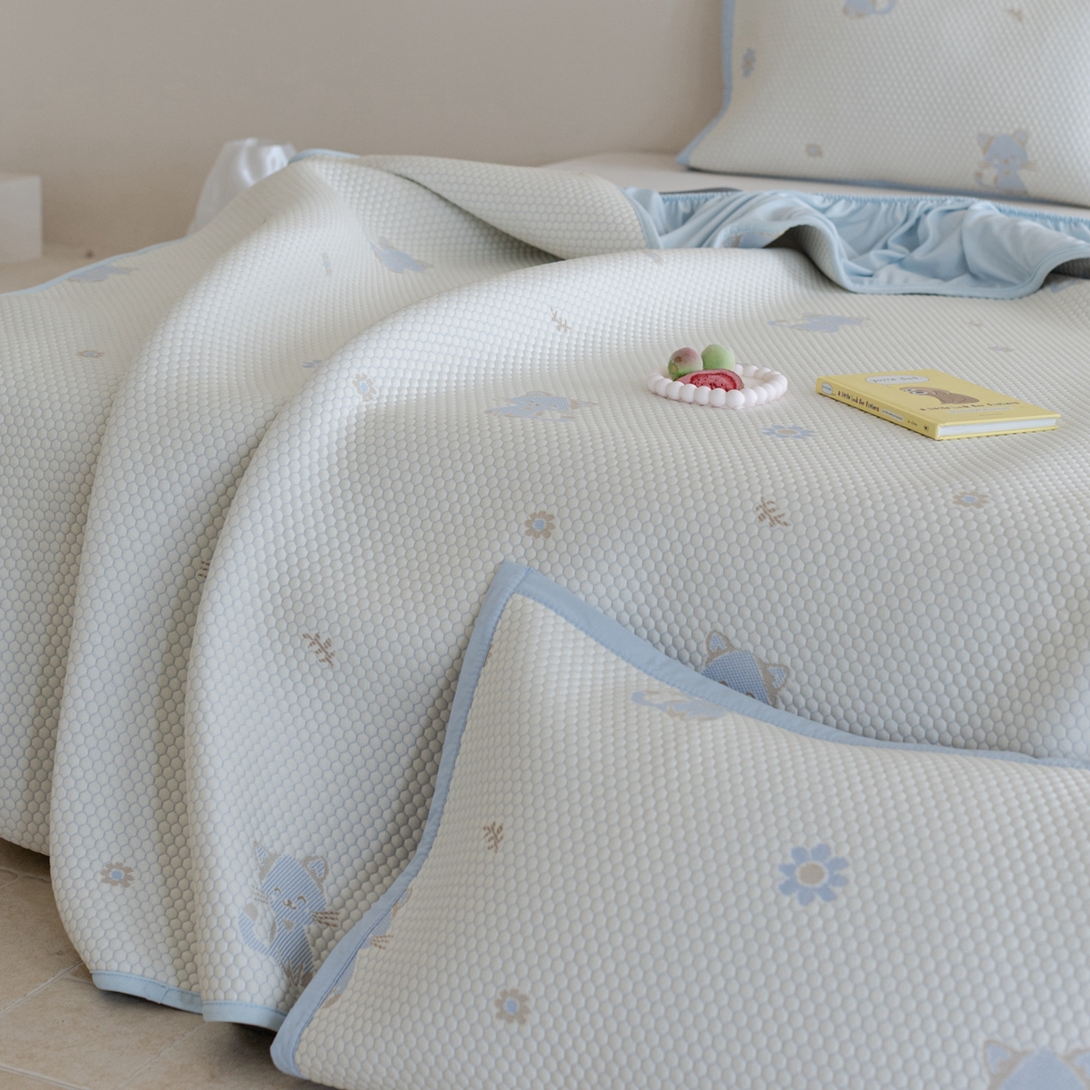 91家纺网 家纺一手货源 找家纺 云上 2026新款冷萃丝三明治凉感席凉席席子-卡通系列 小猫床笠款-蓝色