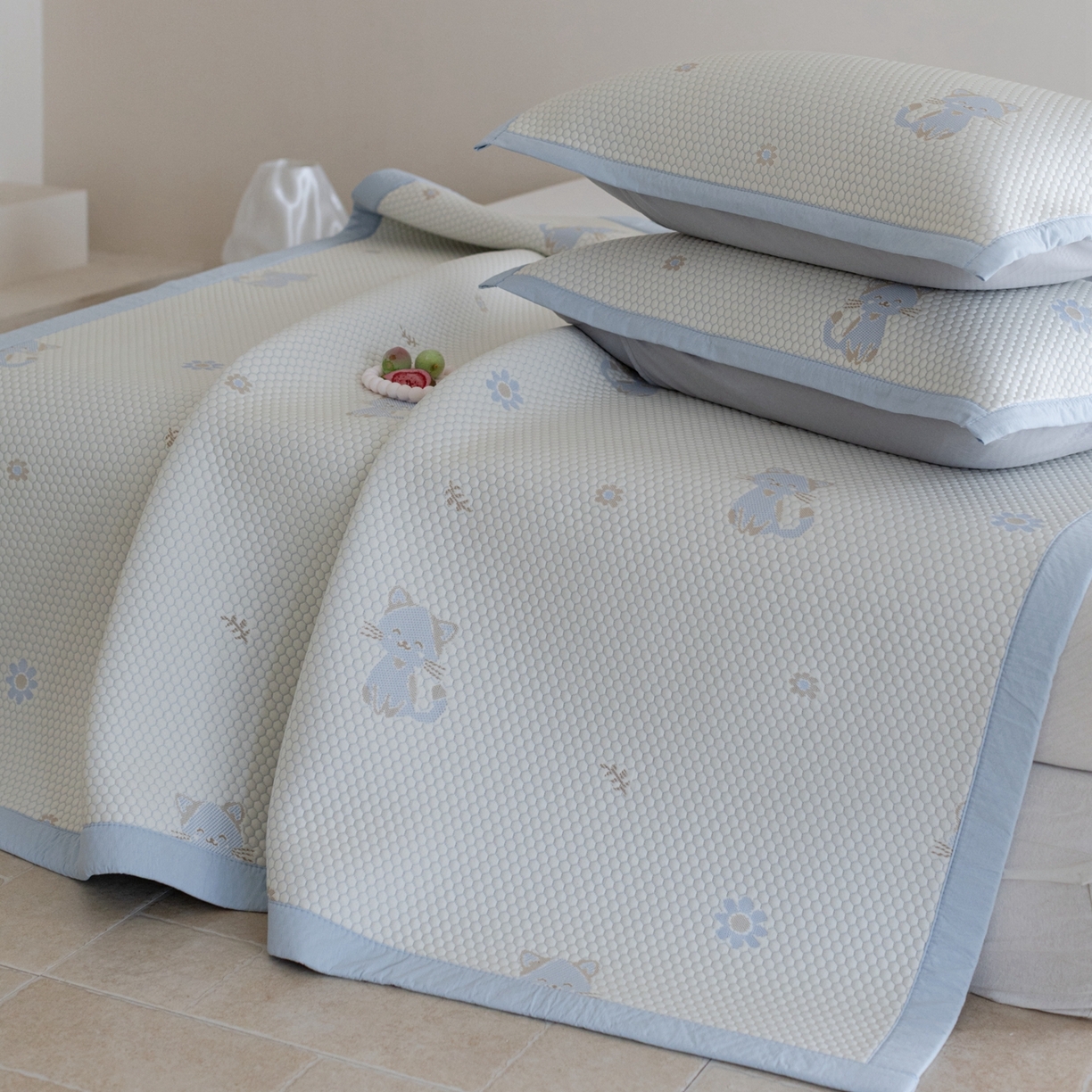 91家纺网 家纺一手货源 找家纺 云上 2026新款冷萃丝三明治凉感席凉席席子-卡通系列 小猫床席款-蓝色