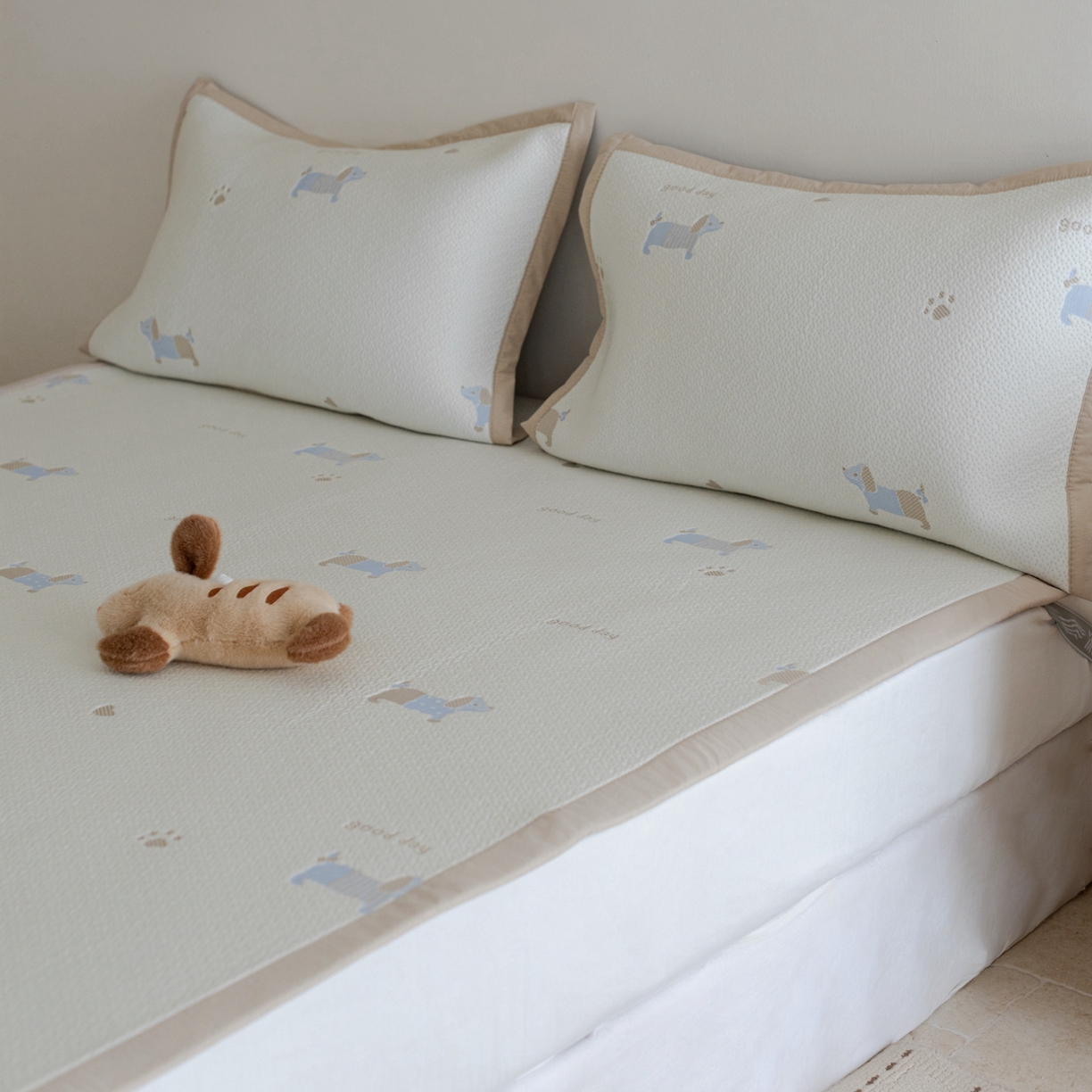 91家纺网 家纺一手货源 找家纺 云上 2026新款冷萃丝三明治凉感席凉席席子-卡通系列 小狗床席-蓝黄