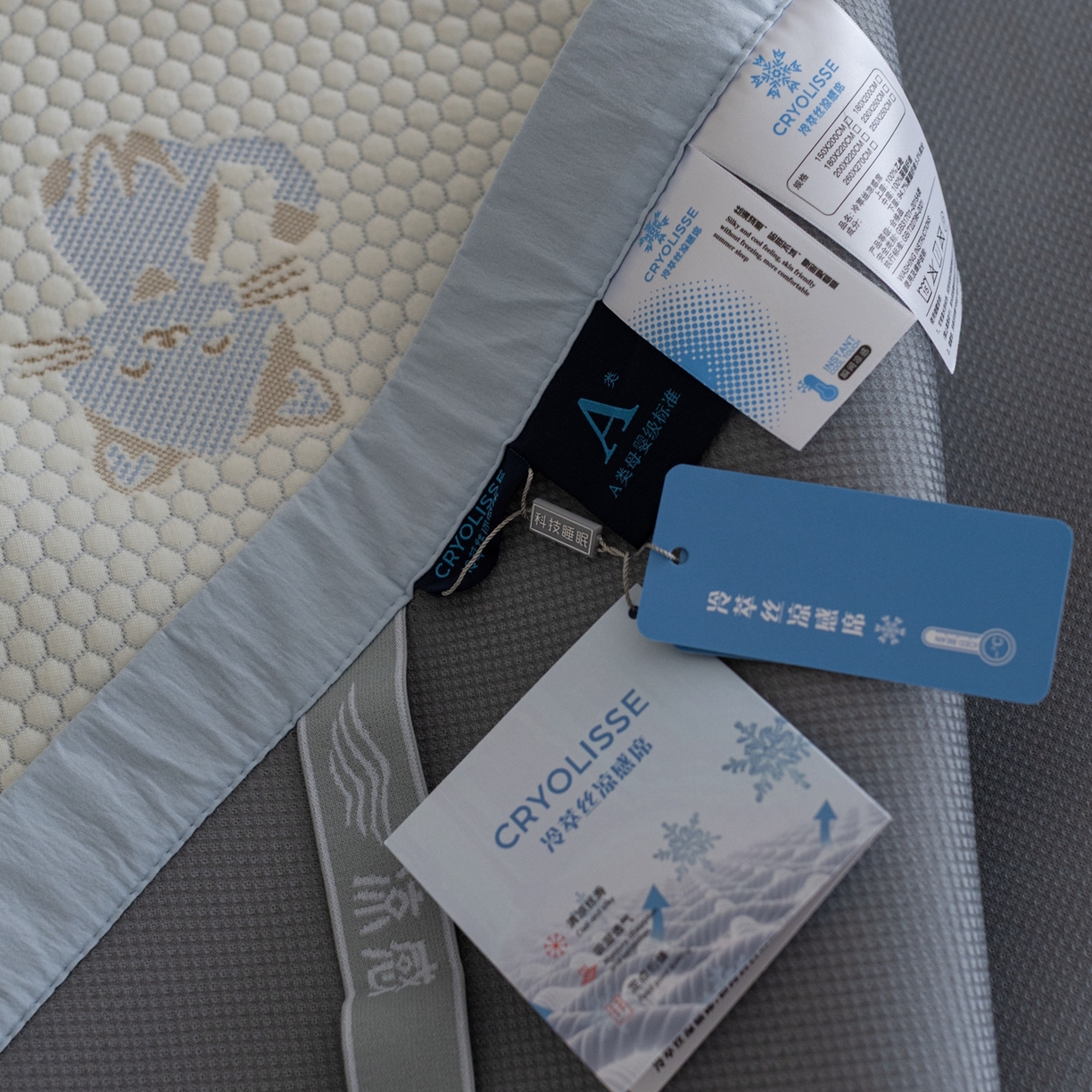 91家纺网 家纺一手货源 找家纺 云上 2026新款冷萃丝三明治凉感席凉席席子-卡通系列 小猫床席款-蓝色