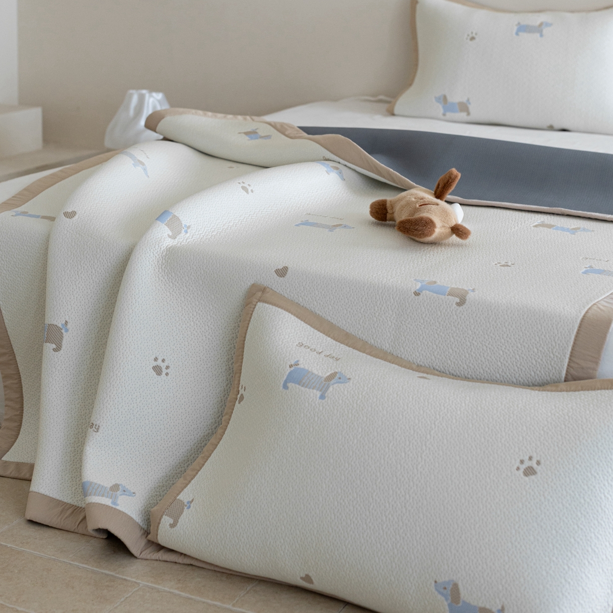 91家纺网 家纺一手货源 找家纺 云上 2026新款冷萃丝三明治凉感席凉席席子-卡通系列 小狗床席-蓝黄