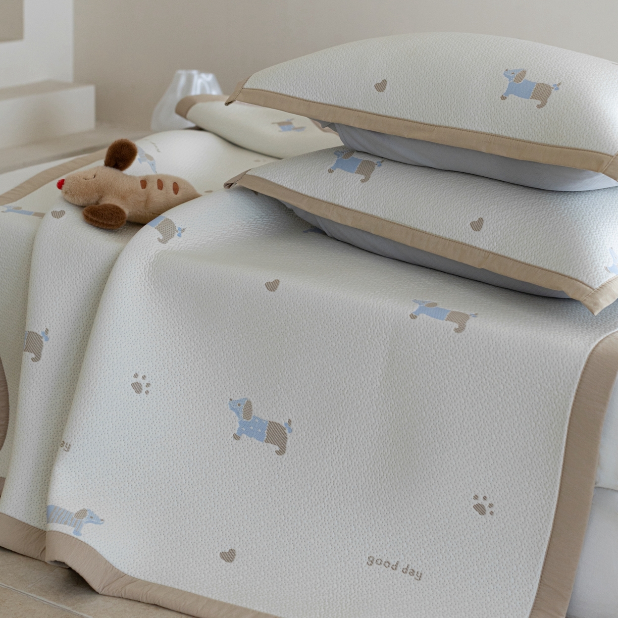 91家纺网 家纺一手货源 找家纺 云上 2026新款冷萃丝三明治凉感席凉席席子-卡通系列 小狗床席-蓝黄