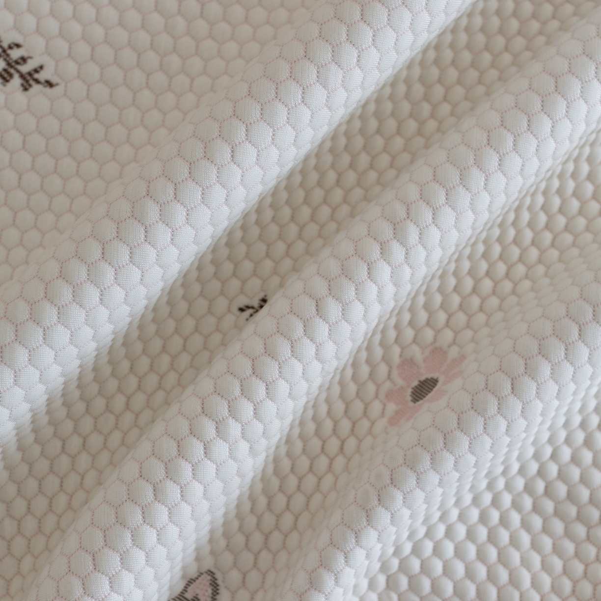 91家纺网 家纺一手货源 找家纺 云上 2026新款冷萃丝三明治凉感席凉席席子-卡通系列 小猫床笠款-粉色