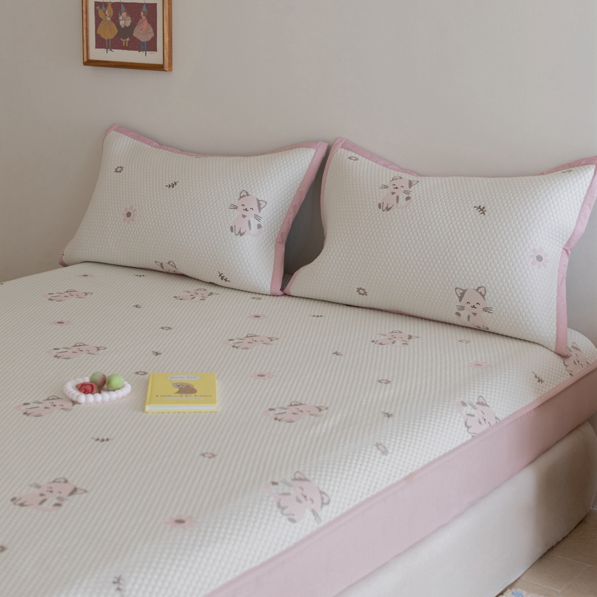 91家纺网 家纺一手货源 找家纺 云上 2026新款冷萃丝三明治凉感席凉席席子-卡通系列 小猫床笠款-粉色