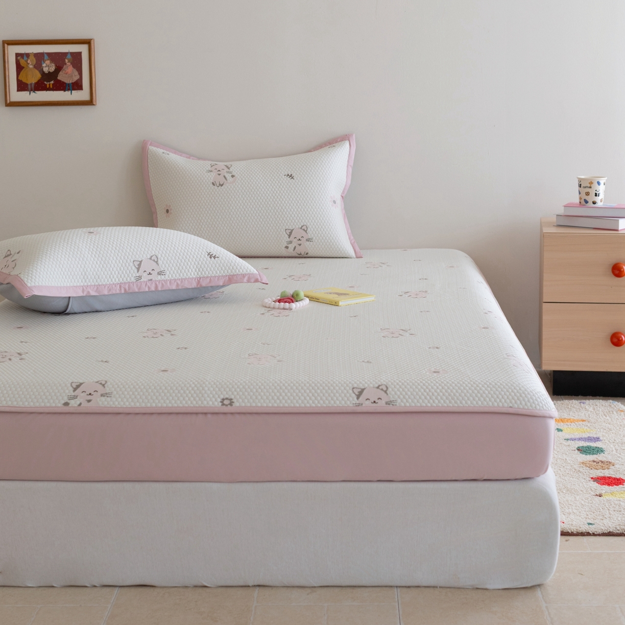 91家纺网 家纺一手货源 找家纺 云上 2026新款冷萃丝三明治凉感席凉席席子-卡通系列 小猫床笠款-粉色