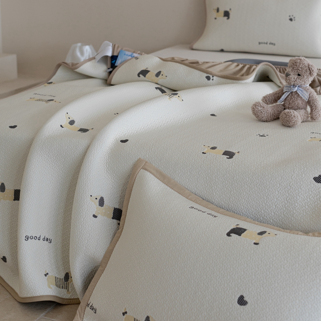 91家纺网 家纺一手货源 找家纺 云上 2026新款冷萃丝三明治凉感席凉席席子-卡通系列 小狗床笠-米黄