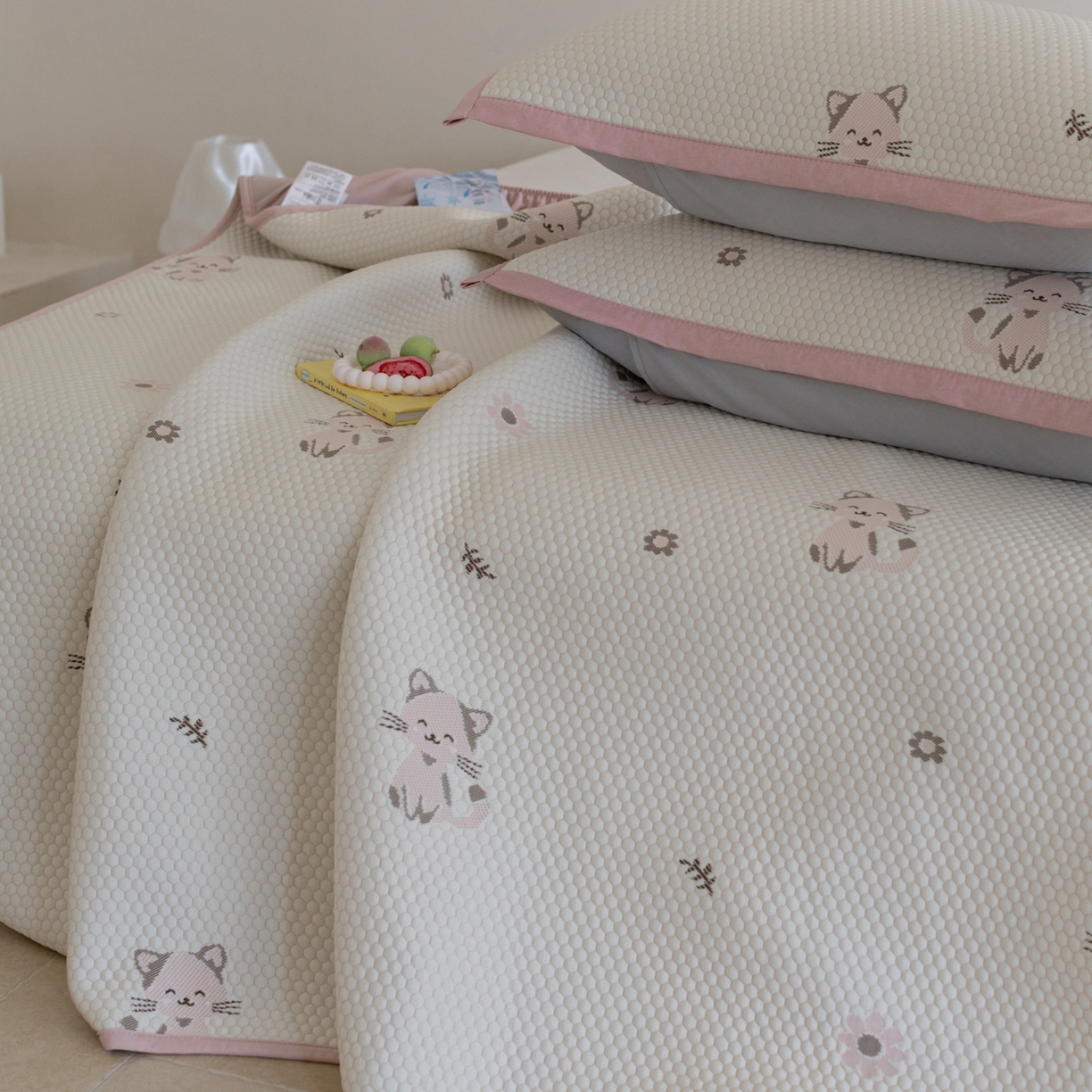 91家纺网 家纺一手货源 找家纺 云上 2026新款冷萃丝三明治凉感席凉席席子-卡通系列 小猫床笠款-粉色