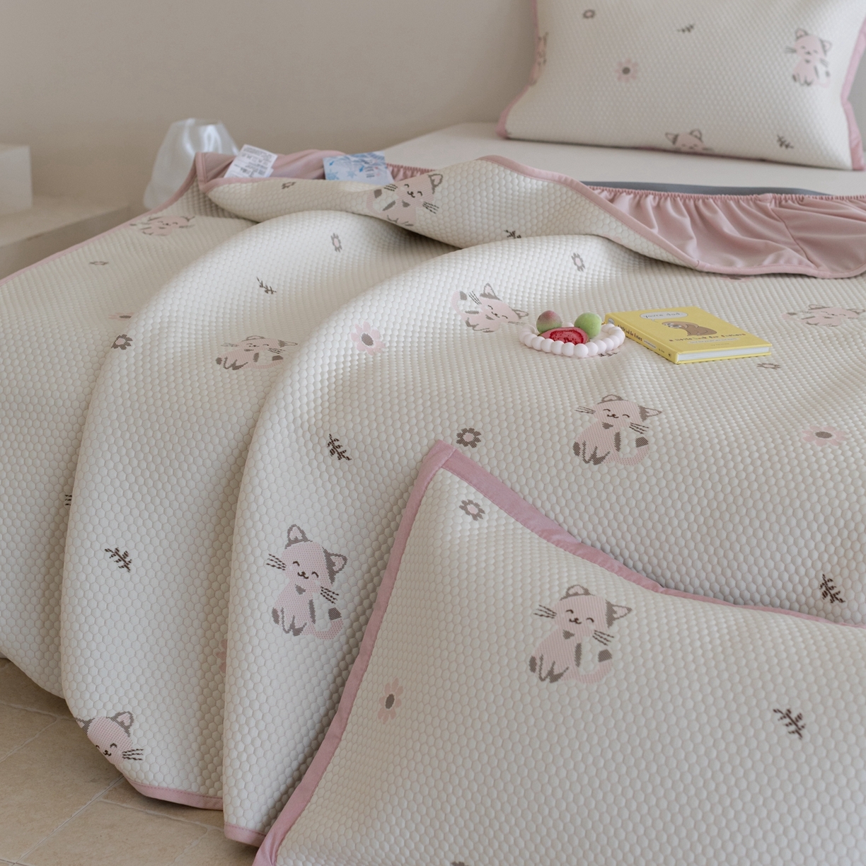 91家纺网 家纺一手货源 找家纺 云上 2026新款冷萃丝三明治凉感席凉席席子-卡通系列 小猫床笠款-粉色