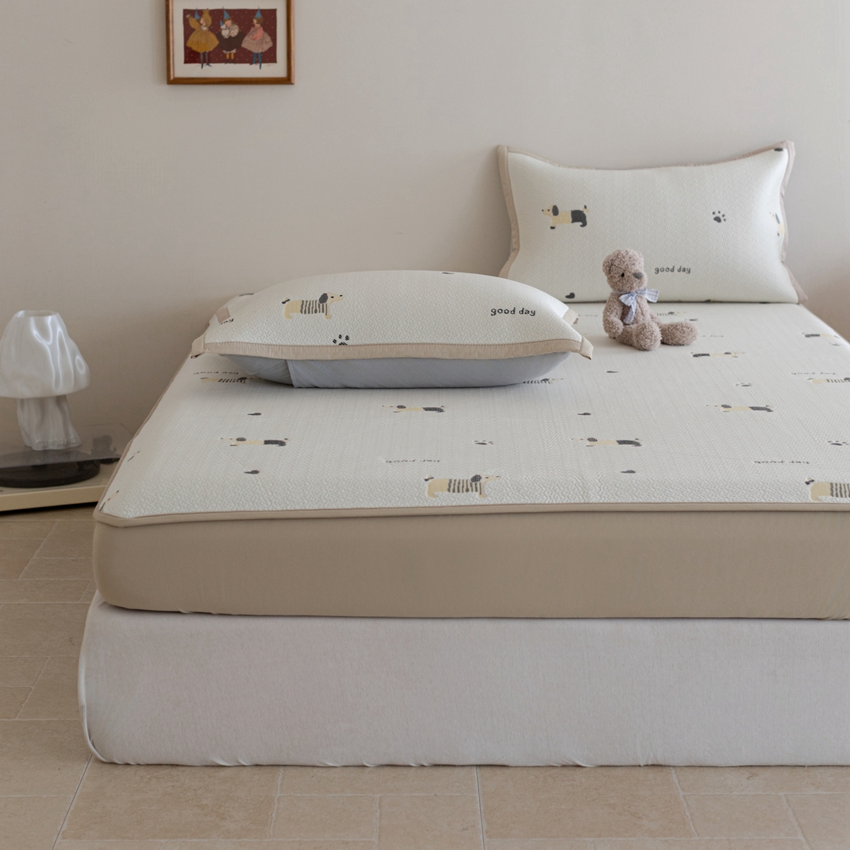 91家纺网 家纺一手货源 找家纺 云上 2026新款冷萃丝三明治凉感席凉席席子-卡通系列 小狗床笠-米黄