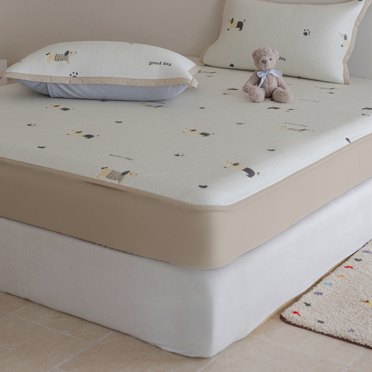 91家纺网 家纺一手货源 找家纺 云上 2026新款冷萃丝三明治凉感席凉席席子-卡通系列 小狗床笠-米黄