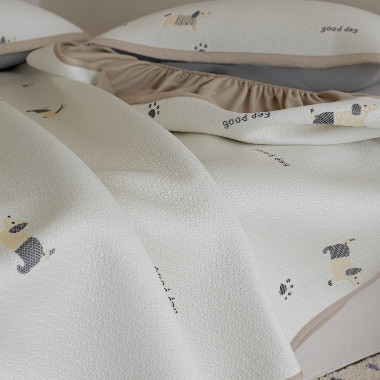 91家纺网 家纺一手货源 找家纺 云上 2026新款冷萃丝三明治凉感席凉席席子-卡通系列 小狗床笠-米黄