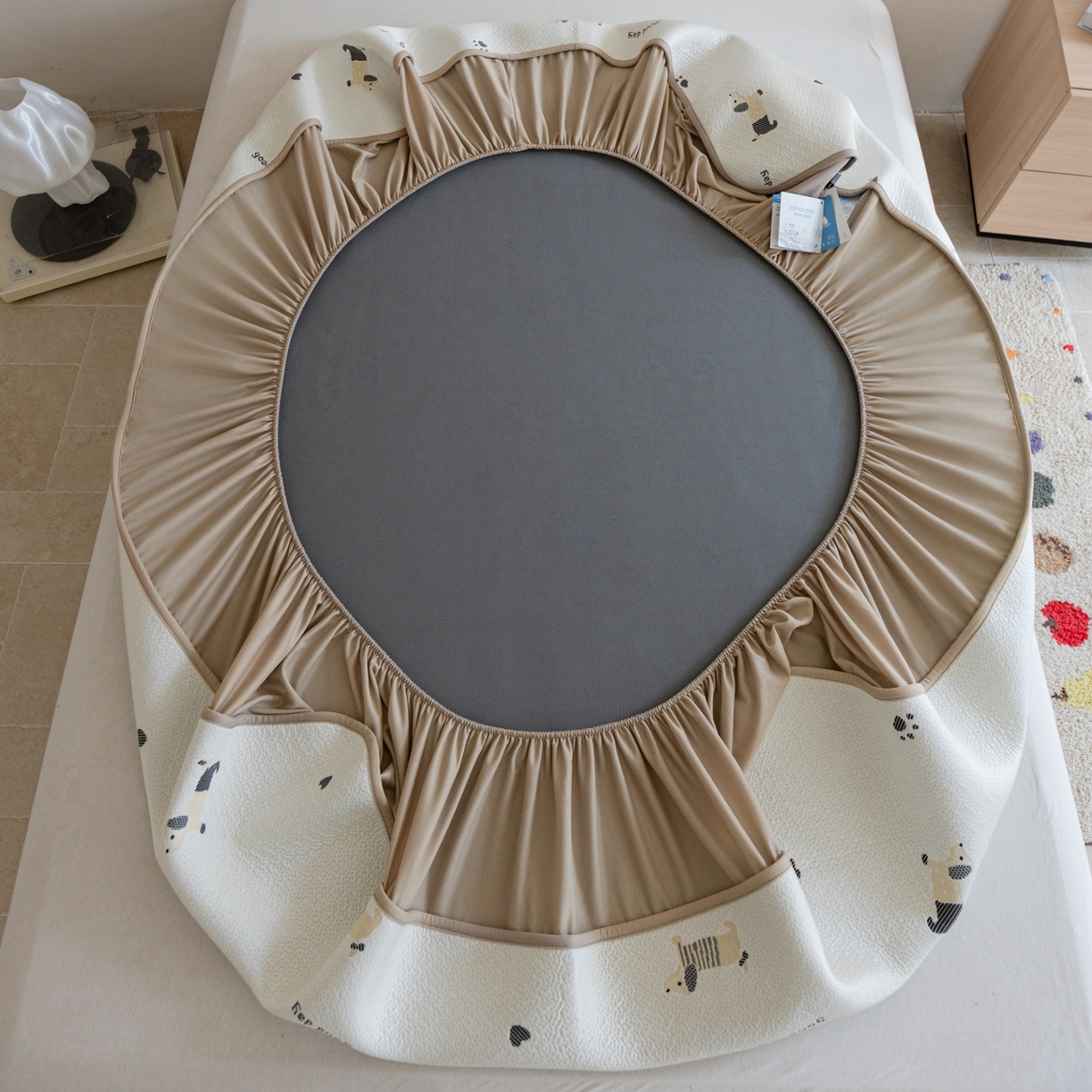 91家纺网 家纺一手货源 找家纺 云上 2026新款冷萃丝三明治凉感席凉席席子-卡通系列 小狗床笠-米黄