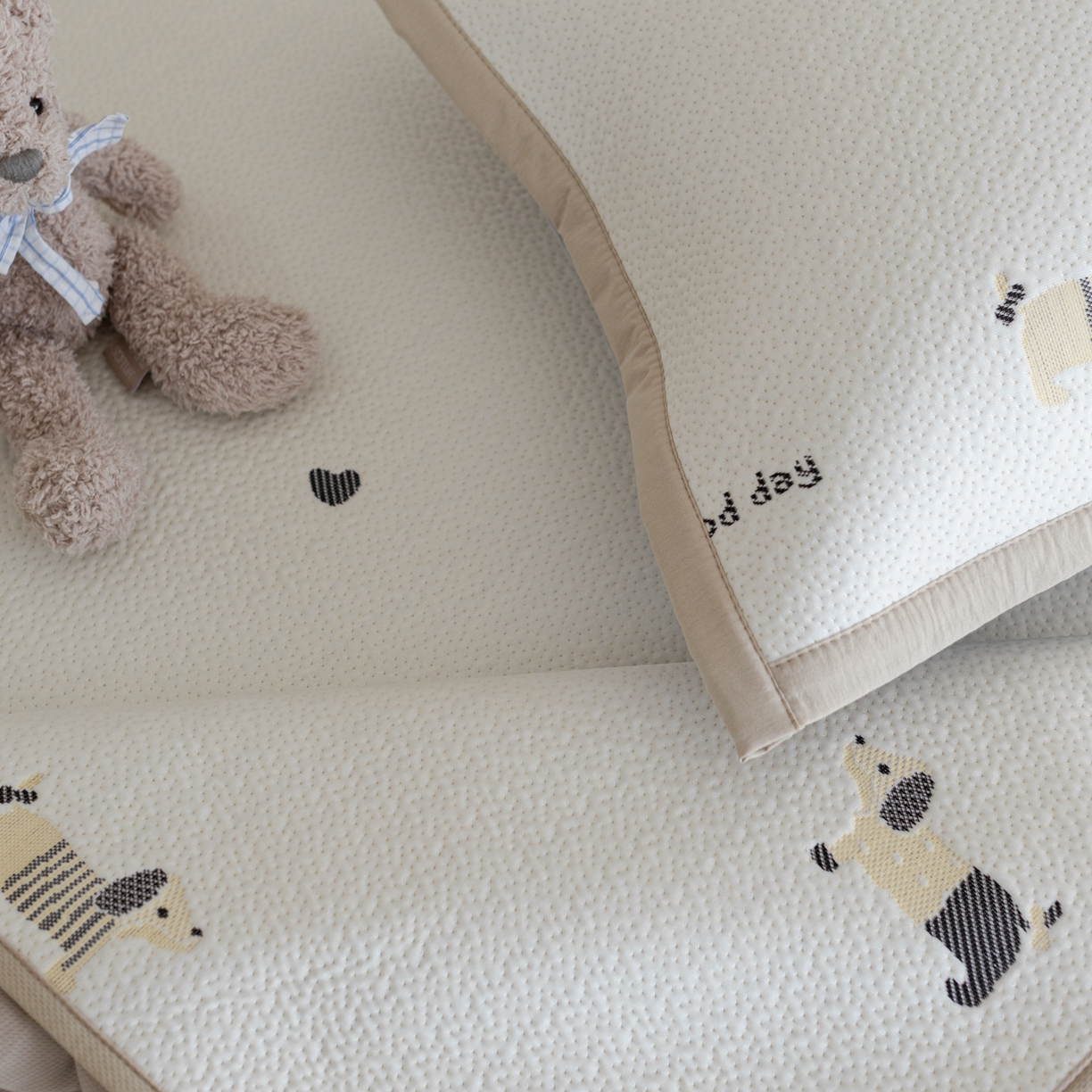 91家纺网 家纺一手货源 找家纺 云上 2026新款冷萃丝三明治凉感席凉席席子-卡通系列 小狗床笠-米黄