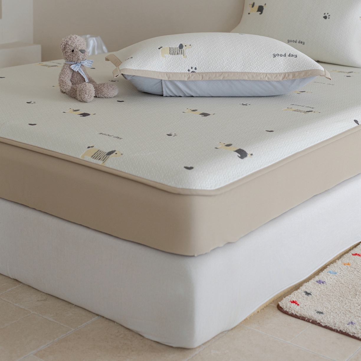 91家纺网 家纺一手货源 找家纺 云上 2026新款冷萃丝三明治凉感席凉席席子-卡通系列 小狗床笠-米黄