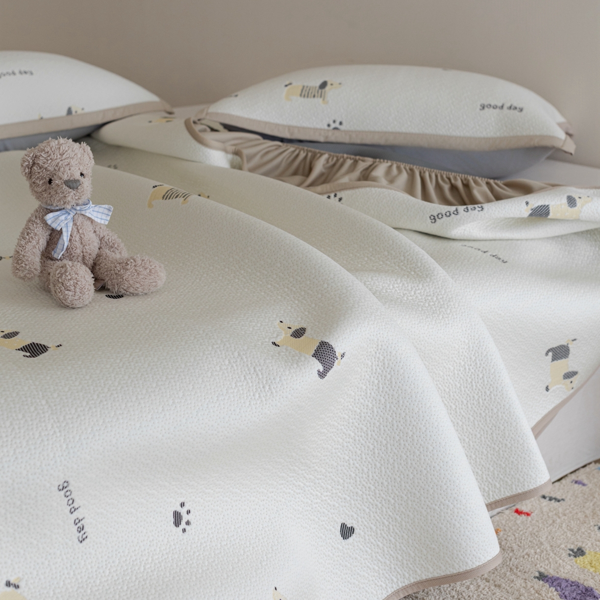 91家纺网 家纺一手货源 找家纺 云上 2026新款冷萃丝三明治凉感席凉席席子-卡通系列 小狗床笠-米黄