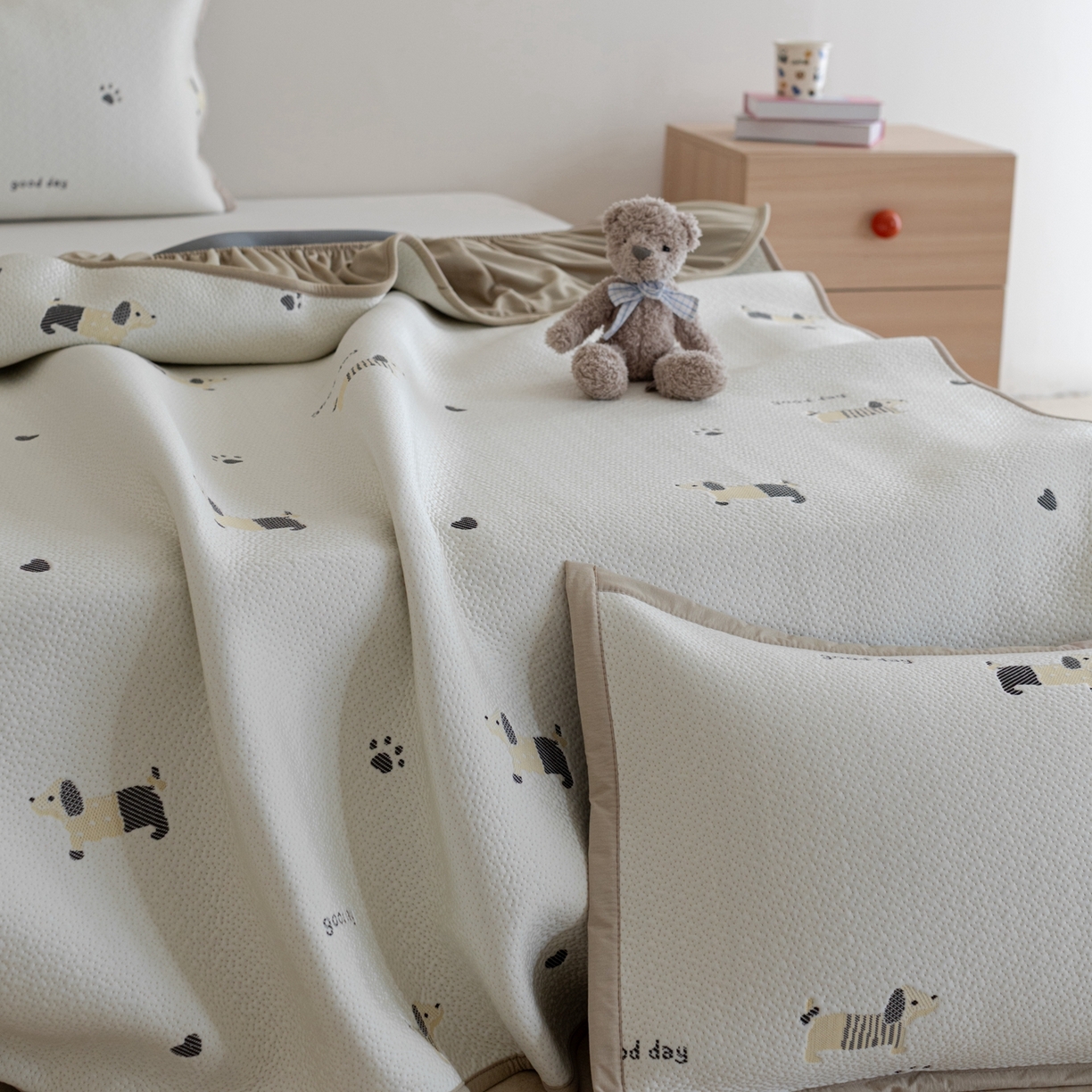 91家纺网 家纺一手货源 找家纺 云上 2026新款冷萃丝三明治凉感席凉席席子-卡通系列 小狗床笠-米黄