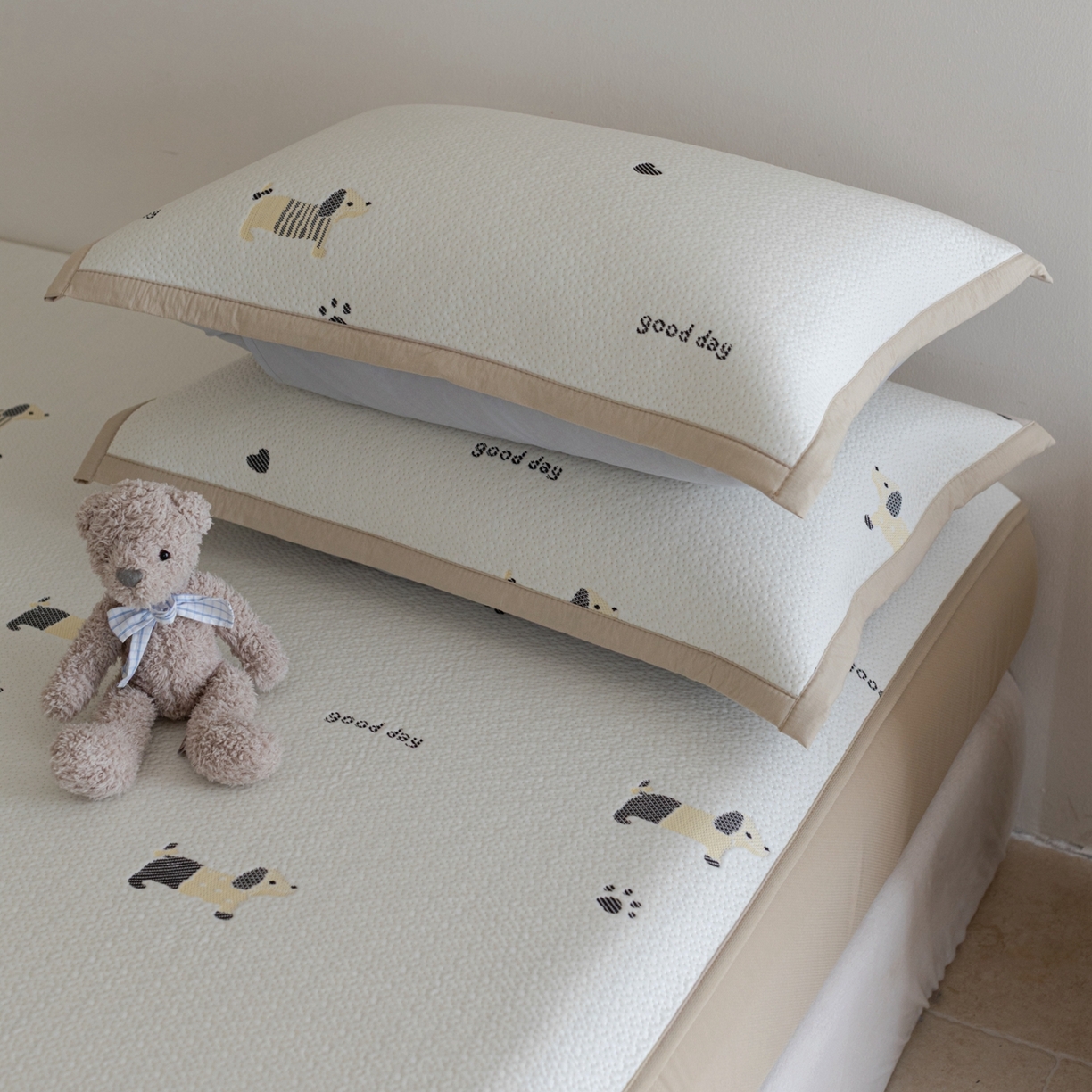 91家纺网 家纺一手货源 找家纺 云上 2026新款冷萃丝三明治凉感席凉席席子-卡通系列 小狗床笠-米黄