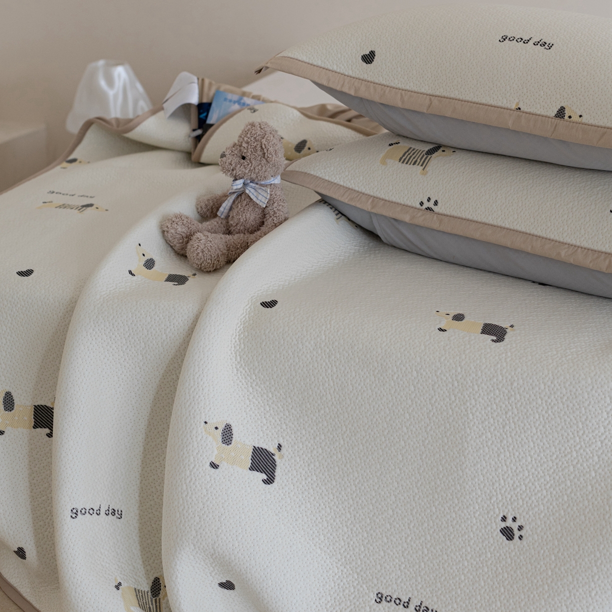 91家纺网 家纺一手货源 找家纺 云上 2026新款冷萃丝三明治凉感席凉席席子-卡通系列 小狗床笠-米黄