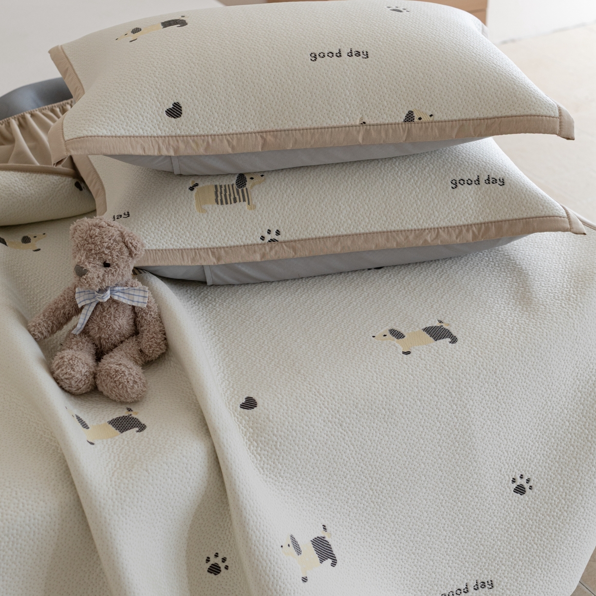 91家纺网 家纺一手货源 找家纺 云上 2026新款冷萃丝三明治凉感席凉席席子-卡通系列 小狗床笠-米黄