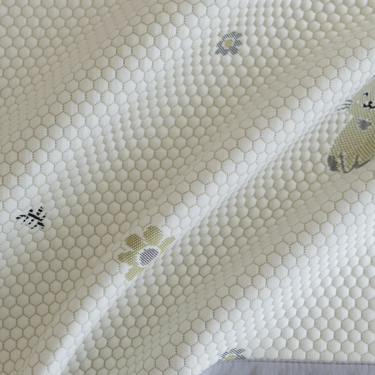 91家纺网 家纺一手货源 找家纺 云上 2026新款冷萃丝三明治凉感席凉席席子-卡通系列 小猫床席款-灰绿