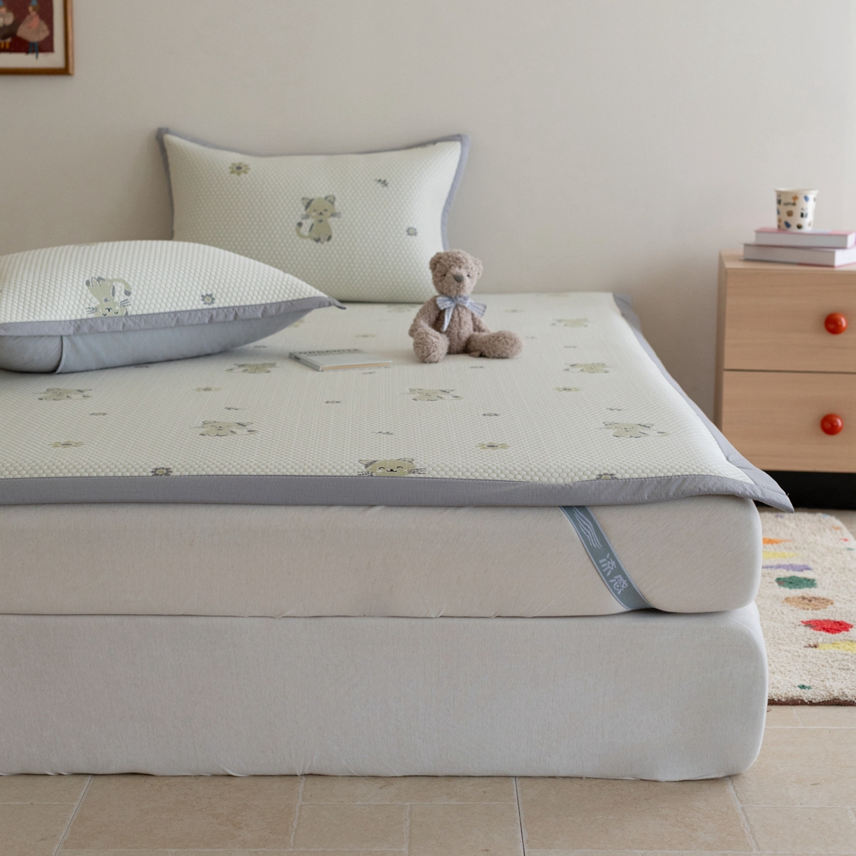 91家纺网 家纺一手货源 找家纺 云上 2026新款冷萃丝三明治凉感席凉席席子-卡通系列 小猫床席款-灰绿