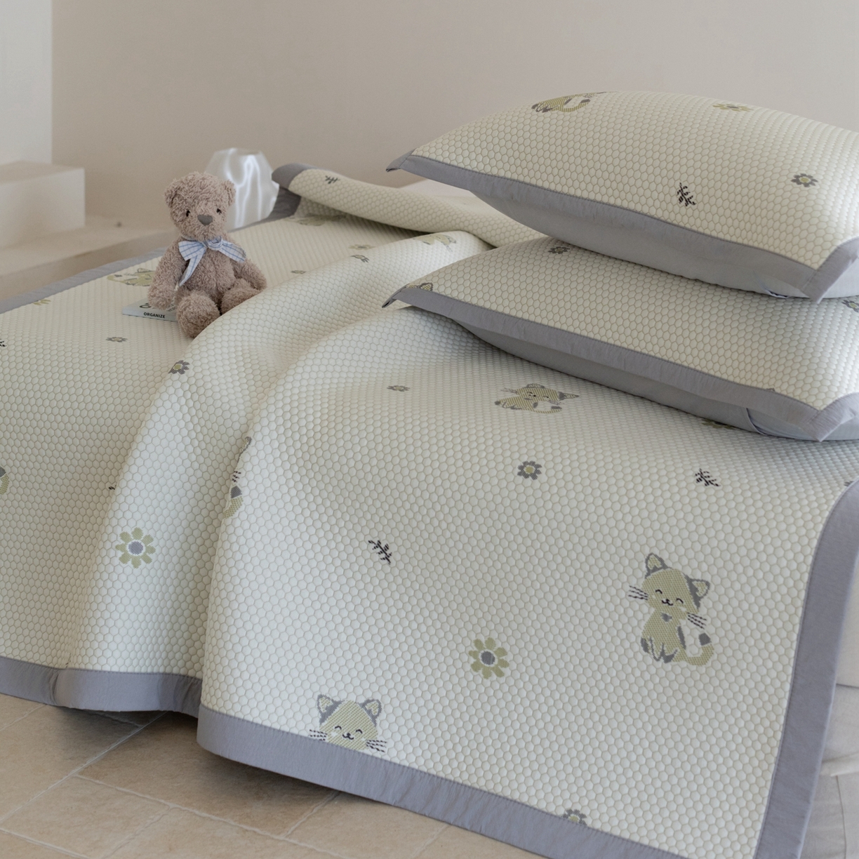 91家纺网 家纺一手货源 找家纺 云上 2026新款冷萃丝三明治凉感席凉席席子-卡通系列 小猫床席款-灰绿