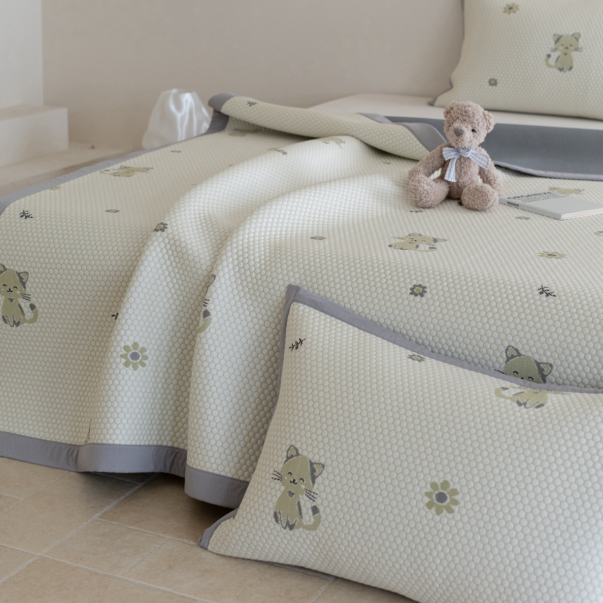 91家纺网 家纺一手货源 找家纺 云上 2026新款冷萃丝三明治凉感席凉席席子-卡通系列 小猫床席款-灰绿