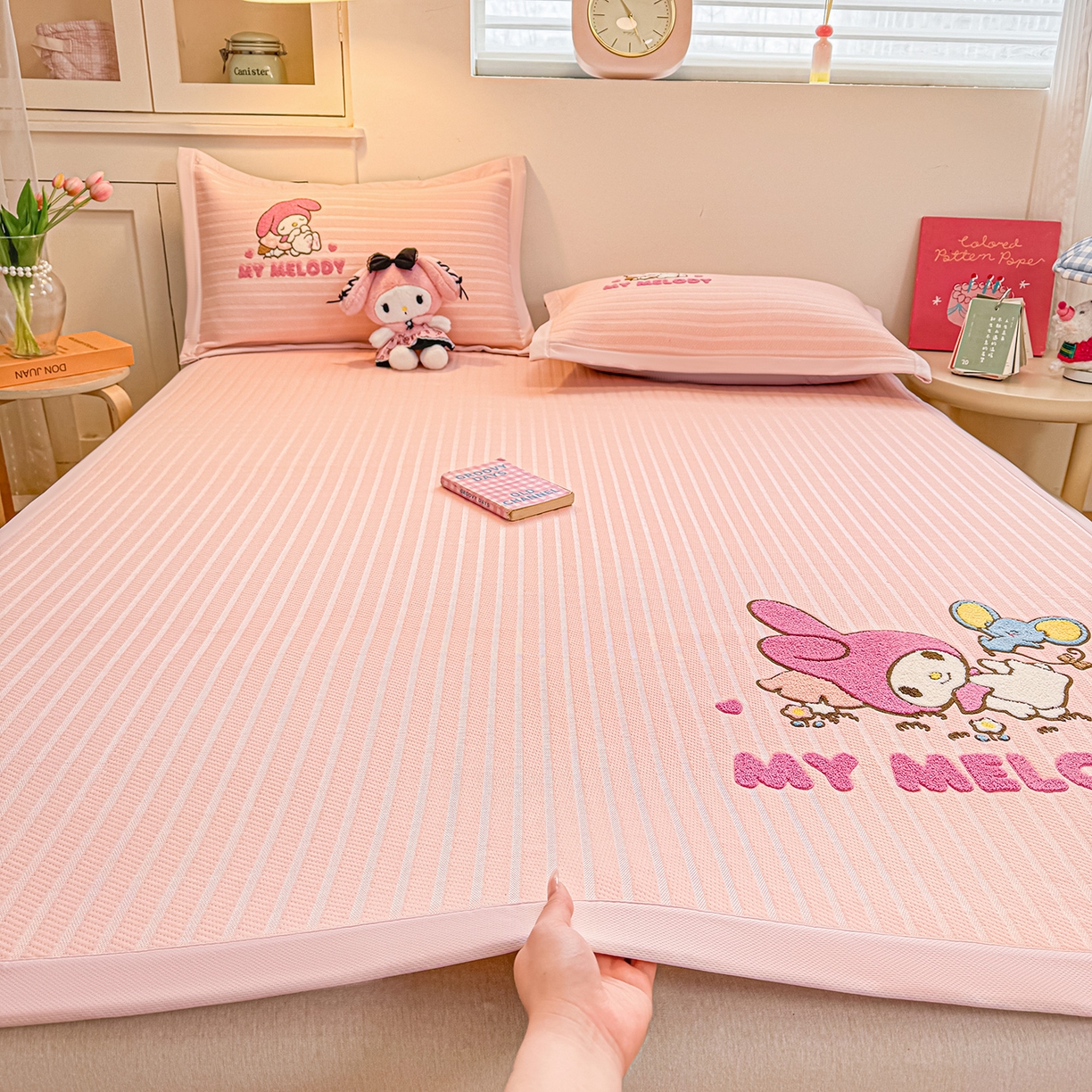 91家纺网 家纺一手货源 找家纺 （总）蓝邻家纺 2026年新款PE提花三丽鸥毛巾绣凉席系列-平铺款