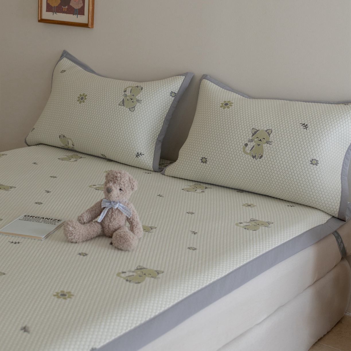 91家纺网 家纺一手货源 找家纺 云上 2026新款冷萃丝三明治凉感席凉席席子-卡通系列 小猫床席款-灰绿