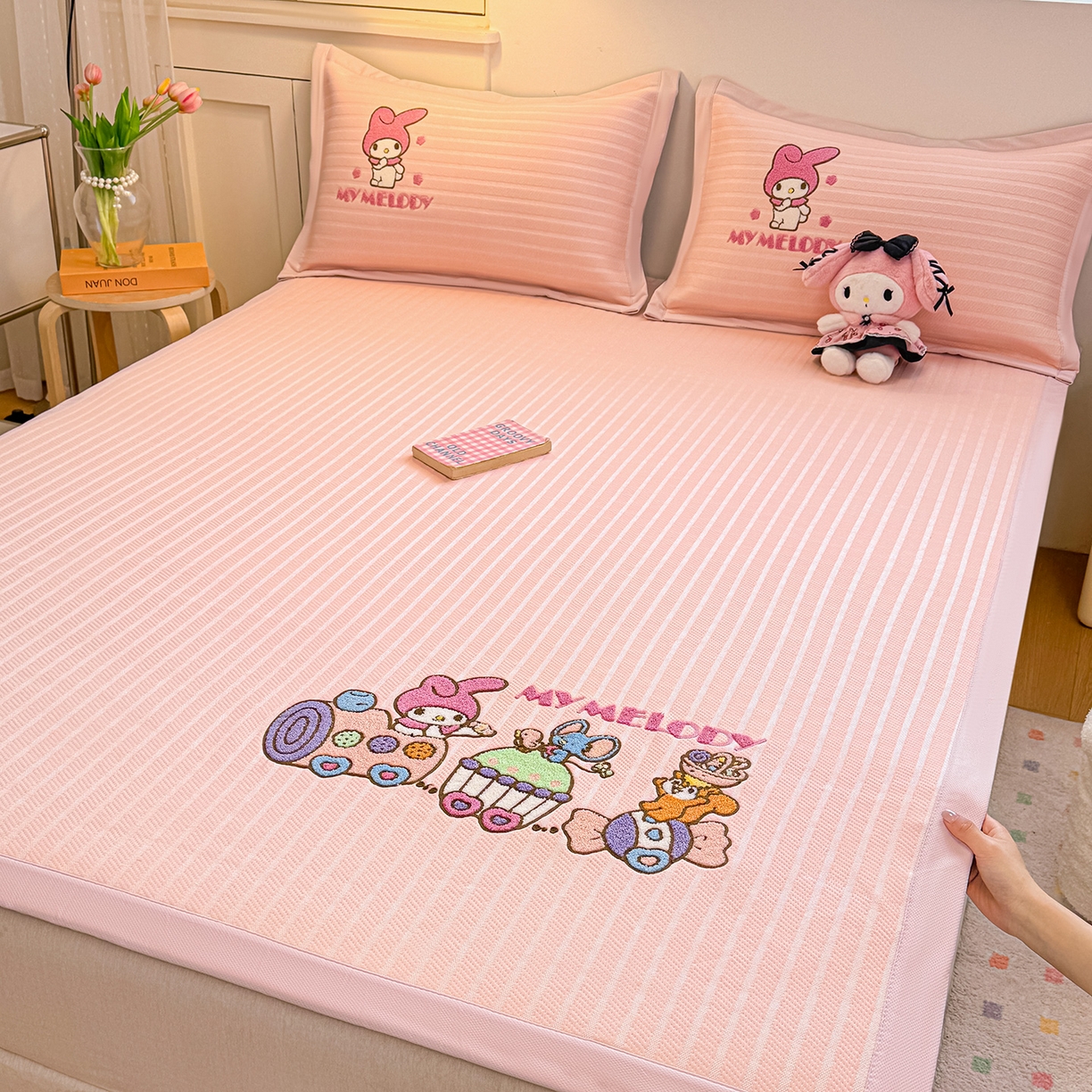 91家纺网 家纺一手货源 找家纺 （总）蓝邻家纺 2026年新款PE提花三丽鸥毛巾绣凉席系列-平铺款